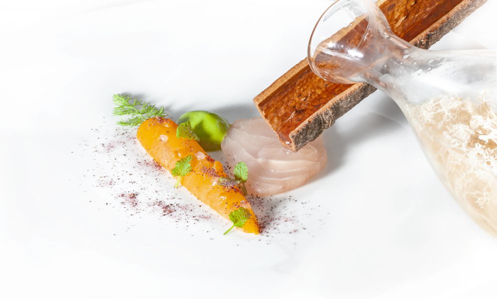Ricciola marinata su spuma di alghe, baby carote e infuso di licheni: è il Piatto del 2022 di Heinz Beck