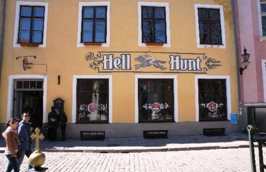 Galleria fotografica






Grande poco più della Svizzera, l'Estonia è la più settentrionale delle Repubbliche Baltiche. E' entrata nell'Ue nel maggio 2004 e, da gennaio scorso, adotta l'euro come moneta unica. Il 10% del suo territorio è composto da isole e isolotti (in tutto, 1.520)








<p>Tallinn, capitale dell'Estonia, ha 400mila abitanti circa, più o meno come Firenze. Nota come "città della pietra calcarea", la cinta muraria della complesso medioevale misura 2 km e conta su 26 torri. Uno spasso girare per i viottoli, specie nei giorni di sole</p>








Il più illustre cuoco della nazione è Dimitri Demjanov, co-autore del libro in foto, accademico dell'Estonian Culinary Institute nonché coach della delegazione nazionale estone in concorso agli ultimi Bocuse D'Or. Tecnica francese e fascinazioni scandinave contemporanee (Renè Redzepi, Claus Meyer...), si batte per la crescita gastronomica del Paese: «fino a due anni fa nessuno qui sapeva nulla sulla stagionalità dei prodotti...», spiega








Il ristorante Gloria di Dimitri Demjanov in centro a Tallinn. All'interno, un complesso di cunicoli scavati nelle mura della città, 2mila etichette esposte e una sala in cui assaggiarre piatti classici di stampo russo/francese come Aringhe alla Romanov o Scaloppe di foie gras. Per una cucina più contemporanea, rivolgersi all'Egoist, altra insegna di proprietà. Il nome tradisce l'inclinazione all'ego-riferimento del suo proprietario








La Sogliola del Gloria di Tallinn, impeccabile nella sua classicità (e non nella luce dello scatto, ahinoi)








Pane di segale, aringhe, patate, carne di maiale affumicata, merluzzo, grandi marinature per preservare gli alimenti nella rigidità dell'inverno. Sono i pilastri della cucina estone nel racconto di Dimitri Demjanov








La sala del Ristorante Ö, di gran lunga il migliore della Capitale, ai margini delle mura della città vecchia. In cucina, Dmitri Fomenko, 30 anni. In carta, i vini italiani sono elencati prima di quelli francesi. Prezzi medi delle 3 portate: 13, 23 e 8 euro. Degustazione di 6 portate: 65 euro








Tartare "non tradizionale" di manzo con insalata di acetosella e crema di crescione del Ristorante Ö di Tallinn








Pesce bianco con cavoli in infusione nella vaniglia e salsa alla zucca del Ristorante Ö di Tallinn








L'ingresso del Three Sisters Hotel alla fine della via Pikk, dentro le mura della città vecchia. E' l'unico boutique hotel di Tallinn ed è affiliato alla Relais & Chateaux. Nasce dall'unione di 3 edifici distinti, costruiti nel 1362 e uniti solo nel 2003 da un gran lavoro architettonico. In alta stagione le suite vanno da 410 a 946 euro a notte








Il Sigaro di foglie di cavolo, carne di maiale e salsa chili del Bordoo, ristorante dell'hotel Three Sisters di Tallinn, chef  Tõnis Siigur (foto De Cesare Viola)





