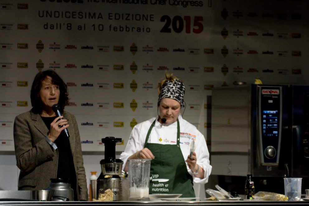 Galleria fotografica






Simone Salvini sul palco: "Il magnifico mondo dei legumi - Un sano equilibrio tra tradizione e creatività!"








Sulla sinistra, Fabio Abbattista, che ha presentato la lezione "Un sano piacere italiano"








Molto interessante e applaudito l'intervento del catalano (ma lavora in Cantabria) Sergio Bastard





