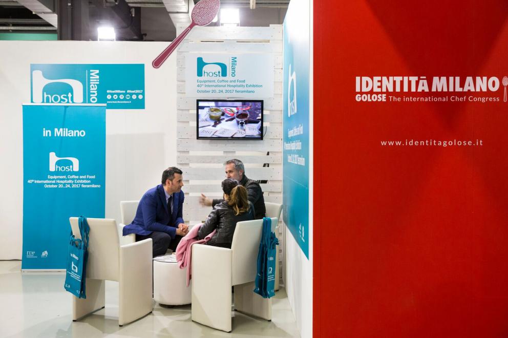 Galleria fotografica






Il viaggio nel mondo di Grana Padano è iniziato il primo giorno di congresso con due degustazioni orizzontali tenute dal Consorzio di Tutela ed è terminato con lo chef Andrea Ribaldone e i suoi sfiziosissimi finger food. La domenica Matteo Baronetto (nella foto con gli GnamBox ed Elisabetta Serraiotto, responsabile Marketing di Grana Padano) ha preparato originali tapas ideate per l'occasione, mentre per la giornata di chiusura il maestro Franco Pepe ci ha regalato la sua personale interpretazione della pizza fritta con il Grana Padano









Durante la pausa lavori, dalle 13 alle 15, lo spazio S.Pellegrino ha offerto ai visitatori del congresso la degustazione di un piatto d’autore: il sabato di Paolo Griffa e Alessandro Rapisarda (nella foto), finalisti rispettivamente della prima e della seconda edizione di S.Pellegrino Young Chef, la domenica un dolce di Loretta Fanella e lunedì il piatto Carciofo&Carciofo di Cristina Bowerman. Domenica alla tavola rotonda Coltivare il talento gli chef Cristina Bowerman, Caterina Ceraudo, Loretta Fanella, Anthony Genovese, Davide Oldani, Ciccio Sultano, Paolo Griffa e Alessandro Rapisarda hanno raccontato storie di successo tra maestri e allievi. E poi è stata da non perdere la specialissima Experience Box...









Giovanni Pellegrino, Alberto Basso e Giuseppe Lo Iudice (nella foto), giovani talenti del Premio Birra Moretti Grand Cru, hanno proposto le loro creazioni ideate in abbinamento con Birra Moretti Grand Cru, rispettivamente: Beer Donuts con Birra Moretti La Bianca, Pancia di maiale iberico, luppolo e Birra Moretti Grand Cru e Anatra alla Birra Moretti Lunga Maturazione, anche in abbinamento









Le miscele iTierra! Origins, in cui si coniugano eccellenza del prodotto, rispetto per l’ambiente e attenzione al sociale e la special edition di “Kafa”, uno dei caffè più pregiati al mondo che nasce nella foresta etiope, sono stati i  protagonisti dello spazio espositivo Lavazza, che ha ospitato un ’esperienza sensoriale con esclusivi aperitivi di food pairing firmati dallo chef Cesare Battisti e dal bartender Dennis Zoppi. A stupire i visitatori l’esclusiva auto “stellata” Smart Forfood, primo ristorante su quattro ruote nato dalla collaborazione tra Lavazza, Mercedes-Benz Italia, Michelin, Focaccia Group e Medici Style, sotto la direzione creativa di Davide Oldani (foto)









Allo stand di Vino Libero & Compagnia, il gruppo Fontanafredda (nella foto, Andrea Farinetti) ci ha raccontato la biodiversità agroalimentare italiana con un viaggio di degustazioni attraverso l’Italia del vino, tra le regioni più importanti del panorama enologico italiano, dal Piemonte fino alla Sicilia









Dopo 4 anni dalla prima edizione è tornato Bread Religion nello spazio Petra Molino Quaglia. Cuochi, pizzaioli, pasticcieri e panettieri hanno accompagnato gli ospiti del congresso lungo un viaggio di profumi e sapori che parte dal grano. Pagnotte da affettare, ciabatte alveolate, focacce salate e dolci lievitati, panini morbidi o con la crosta, impasti di lievito madre con farine Petra macinate a pietra o biologiche, con e senza glutine: queste le forme del pane che i professionisti ospiti hanno farcito per interpretare la loro idea del “viaggio”









Le Cantine Ferrari hanno scelto Identità Golose per continuare il percorso di approfondimento sull’Arte dell’Ospitalità avviato lo scorso anno con The World’s 50 Best Restaurants. Il tema dell’accoglienza, molto sentito da Ferrari che da anni si impegna a valorizzare l’importante ruolo della sala, è stato raccontato sul palcoscenico dell’Auditorium alla scoperta degli elementi che rendono indimenticabile l’esperienza gastronomica. Nella giornata di lunedì lo spazio Ferrari ha offerto degustazioni di Riserve Trentodoc: Perlè, Perlè Bianco, Perlè Nero e Perlè Rosè, abbinati alle creazioni di Alfio Ghezzi, del ristorante Locanda Margon di proprietà della famiglia Lunelli (nella foto, Matteo Lunelli a Identità Milano)









Regione Lombardia ha presentato i suoi prodotti agroalimentari di qualità, un’ampia rappresentanza che si colloca ai primi posti a livello nazionale: 34 prodotti Dop e Igp, 249 prodotti tradizionali di valenza storica, 41 vini tra Docg, Doc e Igt. Allo stand di Regione Lombardia si sono alternati produttori della Valtellina, del territorio comasco e dell’Oltrepò Pavese con degustazioni dei migliori prodotti e vini locali









Il Pastificio Felicetti ha fatto viaggiare la pasta coinvolgendo tre grandi chef al Monograno Diner: Carlo Cracco (nella foto, con Paolo Lopriore) ha presentato un piatto di pasta in chiave italiana, Giorgio Nava ha proposto una cucina sudafricana e Luca Fantin una ricetta ispirata ai sapori del Giappone. Un viaggio tra i sapori del profondo sud e dell’estremo oriente che parte da casa, dall’Italia. Ogni giorno si sono alternati ai fornelli tre giovani cuochi italiani: Lucia Tellone, Sara Preceruti e Antonio Colombo, per interpretare il nuovo nato in casa Felicetti: Il Valentino, lo spaghettone dalle dimensioni più generose









Si è aperto con un omaggio a Iginio Massari (nella foto) l’importante programma dedicato alla pasticceria d'autore che ha visto Valrhona protagonista al congresso. Dossier Dessert è stata l’occasione per osservare il mondo delle pasticcerie secondo la prospettiva internazionale che caratterizza l’approccio di Valrhona, da sempre impegnata a valorizzare l’innovazione e la creatività ponendo al centro il lavoro di tanti giovani professionisti









Alce Nero ha accolto il tema del viaggio costruendo un percorso che parla di materie prime biologiche e di luoghi in cui vengono coltivate. I visitatori hanno incontrato sapori e territori attraverso quattro diverse degustazioni di 12 prodotti, scandite ogni giorno al ritmo di colazione con yogurt, miele e frollini, pranzo con pasta, riso e cereali, merenda con cioccolato, composte di frutta e succhi e aperitivi con olio extravergine di oliva, pomodori e nettari di frutta









Lo spazio espositivo di Autogrill ha ricostruito Bistrot, l’innovativo concept realizzato in collaborazione con l’Università degli Studi di Scienze Gastronomiche di Pollenzo per valorizzare i prodotti tipici e il recupero delle pratiche artigianali. Per accompagnare i visitatori in un immaginario “viaggio lungo un giorno” è stato ricreato un “open-lab” dove riflettere sui nuovi trend del food, attraverso i vari momenti della giornata









«Identità di Champagne è l’appuntamento imperdibile per scoprire il prestigio della più antica Maison de Champagne» ha affermato Andrea Pasqua (nella foto), senior brand manager di Ruinart in Italia. Quest’anno il protagonista è Ruinart Rosé, l’espressione golosa del gusto Ruinart, un elegante connubio tra lo Chardonnay e il Pinot Noir. Le creazioni enoiche dello chef de caves Frédéric Panaiotis hanno mostrato la versatilità dell’abbinamento tra l’alta gastronomia e le bollicine francesi con tre degustazioni giornaliere nel Ruinart Lounge









Berto’s, partner ufficiale per la realizzazione di tutti gli impianti di cottura, ha presentato La Cucina, una nuova divisione su misura che esalta i valori dell’unicità. Vera protagonista sul palcoscenico dell’Auditorium, La Cucina è uno strumento unico, disegnato e realizzato in esclusiva. Allo stand Berto’s si sono alternati cooking show di Paolo Cappuccio, Nicola Dinato e Alessandro Borghese. «Le nostre cucine viaggiano in più di 90 paesi da oltre 40 anni – ha spiegato Enrico Berto - La contaminazione con le altre culture e gli altri mondi è stata fondamentale per portare l’azienda a sviluppare il prodotto che abbiamo presentato a Identità Golose»









Besser Vacuum ci ha illustrato tecniche di cottura sottovuoto e cooking show con degustazioni degli chef Paolo Cappuccio (nella foto) e Marco Marras, assieme alla presentazione del libro dello chef Cappuccio Carne e Foie Gras – Tecniche di cottura e design del piatto, un manuale-ricettario sulle cotture sottovuoto









Anche quest'anno continua la collaborazione con Bragard che ha vestito gli chef con la nuova giacca Grand Chef, che affianca alla versione classica in cotone Piuma Premium il modello Allure in cotone nanotecnologia, novità presentata al congresso assieme alla linea Premium Alain Ducasse By Bragard, nata dalla collaborazione con lo chef tristellato Alain Ducasse









Alessandro Guidi e Cristina Franceschetti vestono con Caraiba le tavole dei migliori ristoranti italiani dal 1993. I loro prestigiosi articoli sono stati utilizzati dagli chef per la presentazione dei piatti sui palchi delle sale del congresso, ma anche per tutti i premi dell'edizione 2017









Chs Group ha confermato la partnership con Comatec, azienda francese leader nella progettazione e realizzazione di articoli monouso di altissima qualità. Al congresso ha presentato una gamma allargata di creazioni all’avanguardia, tra cui un rivoluzionario sacchettino con cannuccia pensato per i cocktail dei locali delle grandi città dove vigono ordinanze sul vetro e contro l’inquinamento









Nello spazio di Coldline Living abbiamo scoperto Life, l’abbattitore multifunzione per la casa. I numerosi workshop presso lo stand hanno sottolineato l’efficacia delle 8 funzioni e degli oltre 100 programmi di Life. In tutte le sale e nelle cucine della manifestazione gli chef hanno lavorato con Vision, la più moderna tecnologia multiclimatica che offre ai professionisti la possibilità di controllare tutte le variabili che influiscono sulla qualità della conservazione degli alimenti









Essent’ial è un marchio emiliano che produce complementi d’arredo caratterizzati dal design originale e dall’utilizzo di materiali riciclati, come la fibra di cellulosa e il cartone Fsc. L’azienda ha fornito a Identità Golose pouf e poltrone che hanno arredato l’area lounge, oltre allo spazio Identità di Cocktail e i sacchetti porta pane, fil-rouge presente in tutti gli stand. Al Tuler, tagliere in cartone Fsc, ha accompagnato le preparazioni degli chef durante le lezioni









Il cubetto Hoshizaki "Crescent", unico a poter essere utilizzato nei secchielli del vino senza aggiunta d'acqua, ha avuto il palcoscenico più adatto a dimostrare le sue caratteristiche di durata, brillantezza e fluidità nell'accogliere bottiglie di vino e spumante/champagne, “a secco”. Non sono mancati il cubetto a sei lati e spigoli vivi, il vero "cubetto" Hoshizaki, come anche la forma a sfera e lo "shot glass", che in Hoshizaki prende una straordinaria lucentezza e trasparenza, utilizzati in veste di aperitivi di pregio, come caviale e salmone






