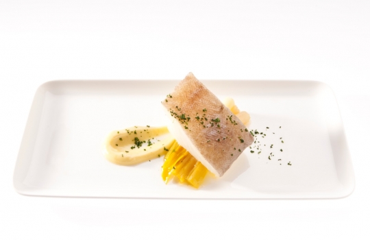 Galleria fotografica






Ricordi di Franco Aliberti dell'Osteria Francescana di Modena: Krapfen alla camomilla con biscotto caramello e caffè. «Morbido come un cuscino da abbracciare», ha spiegato il cuoco








Merluzzo con rafano freddo, mele e cetriolo marinato, un piatto scandinavo estivo di grande freschezza e note leggere firmato da Daniel Berlin, cuoco del Krog i Skåne a Tranås in Svezia








Testa di merluzzo leggermente affumicata con cavolfiore con burro brunito e sale e uova di merluzzo essiccate. Un altro piatto firmato da Daniel Berlin: «Uso la testa del merluzzo perché mi piace la consistenza della polpa umida, morbida e cremosa. Amo cucinare tutte le parti del pesce, branchie e gola compresa»








L'Omaggio alla barbabietola di Lorenzo Cogo, cuoco d'El Coq di Marano Vicentino, Vicenza. «È un piatto che posso servire liberamente», ha spiegato. Ovvero: come superare la rigida divisione delle portate, caratteristica molto italiana








L'interpretazuione dello zucchero filato di Lorenzo Cogo. Una sorpresa che conduce dritti all'infanzia








Crema fredda di formaggio “Idiazabal”, sorbetto di pomodori affumicati, insalata di germogli e pane di segale a firma Sergio Humada, giovane chef dell'Alma di Barcellona.





