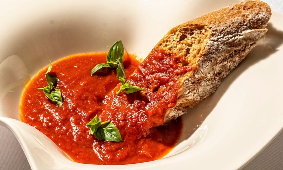 Ragù a colazione e una cucina leggiadra, nel palazzo storico che domina la Costiera