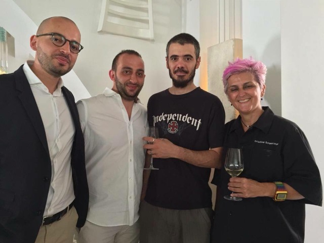 Galleria fotografica






Baccalà Giraldo, patate di Nardò e olive Leccine di Andrea Ribaldone









Cialledda, ventresca di tonno rosso Balfegò con quintessenza prima di origano di Domenico Schingaro









Sedanino di grano arso con crema di peperoni gialli, salsiccia a punta di coltello di Altamura croccante e ricotta leggermente acidula di Pietro Zito









Ricciola candita, insalata di ceci, limoni e olive di Paolo Rota









Finto hamburger di agnello Varvara, alici, salsa all'olio di oliva monocultivar coratina Muraglia e agrumi di Cristina Bowerman









Saltimbocca alla Martina Franca style, by Combal.Zero di Davide Scabin









Da Sud a Oriente di Corrado Assenza









Pietro Zito, Corrado Assenza, Paolo Rota e Andrea Ribaldone









Ferrarelle sponsor de Il Pranzo Possibile









Frantoio Muraglia sponsor de Il Pranzo Possibile









Sonia Gioia con Gerardo Leone dell'omonima agenzia che ha selezionato i vini per Il Pranzo Possibile









Gianluca Bastiani e Riccardo Uleri di Longino&Cardenal






