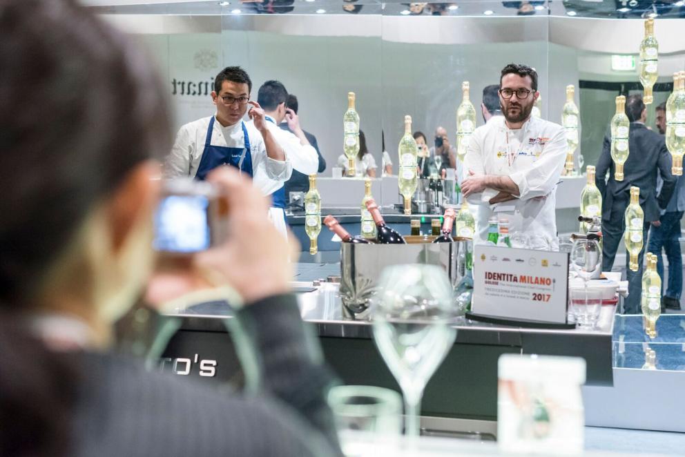 Galleria fotografica






Massimiliano Blasone a Identità di Champagne. Tutte le foto sono di Brambilla-Serrani














Matteo Baronetto











