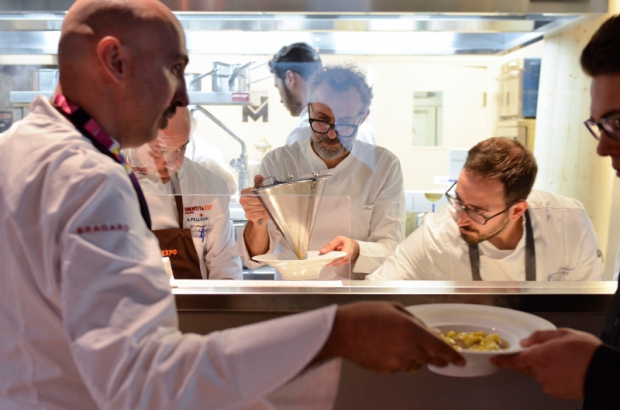 Galleria fotografica






Bottura a Identità 2013









Bottura con Renzi, Sala e Martina









Bottura coi fratelli Costardi e Peppe Zullo a Identità Expo
















