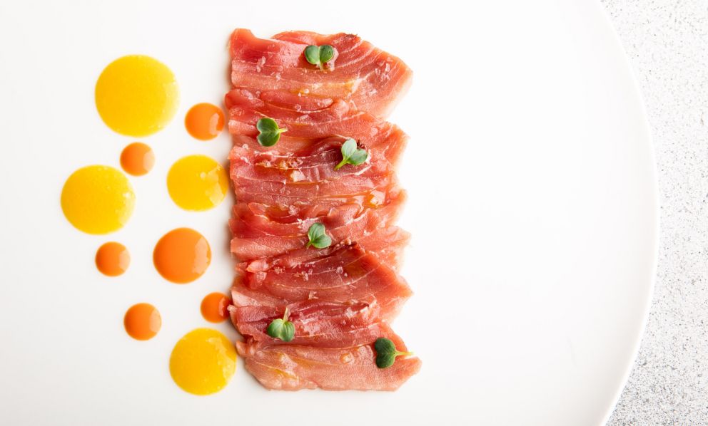 Carpaccio di tonno, datterino, passion fruit