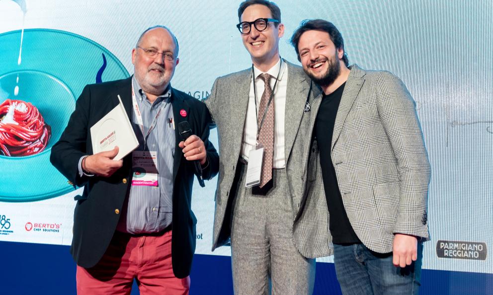 Victor Lugger, co-fondatore di Big Mamma, viene premiato da Giovanni Amodio, vice presidente Latteria Sorrentina, col premio Identità di Pizza
