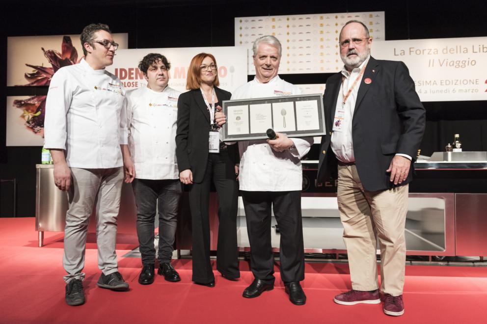 Galleria fotografica






Il viaggio nel mondo di Grana Padano è iniziato il primo giorno di congresso con due degustazioni orizzontali tenute dal Consorzio di Tutela ed è terminato con lo chef Andrea Ribaldone e i suoi sfiziosissimi finger food. La domenica Matteo Baronetto (nella foto con gli GnamBox ed Elisabetta Serraiotto, responsabile Marketing di Grana Padano) ha preparato originali tapas ideate per l'occasione, mentre per la giornata di chiusura il maestro Franco Pepe ci ha regalato la sua personale interpretazione della pizza fritta con il Grana Padano









Durante la pausa lavori, dalle 13 alle 15, lo spazio S.Pellegrino ha offerto ai visitatori del congresso la degustazione di un piatto d’autore: il sabato di Paolo Griffa e Alessandro Rapisarda (nella foto), finalisti rispettivamente della prima e della seconda edizione di S.Pellegrino Young Chef, la domenica un dolce di Loretta Fanella e lunedì il piatto Carciofo&Carciofo di Cristina Bowerman. Domenica alla tavola rotonda Coltivare il talento gli chef Cristina Bowerman, Caterina Ceraudo, Loretta Fanella, Anthony Genovese, Davide Oldani, Ciccio Sultano, Paolo Griffa e Alessandro Rapisarda hanno raccontato storie di successo tra maestri e allievi. E poi è stata da non perdere la specialissima Experience Box...









Giovanni Pellegrino, Alberto Basso e Giuseppe Lo Iudice (nella foto), giovani talenti del Premio Birra Moretti Grand Cru, hanno proposto le loro creazioni ideate in abbinamento con Birra Moretti Grand Cru, rispettivamente: Beer Donuts con Birra Moretti La Bianca, Pancia di maiale iberico, luppolo e Birra Moretti Grand Cru e Anatra alla Birra Moretti Lunga Maturazione, anche in abbinamento









Le miscele iTierra! Origins, in cui si coniugano eccellenza del prodotto, rispetto per l’ambiente e attenzione al sociale e la special edition di “Kafa”, uno dei caffè più pregiati al mondo che nasce nella foresta etiope, sono stati i  protagonisti dello spazio espositivo Lavazza, che ha ospitato un ’esperienza sensoriale con esclusivi aperitivi di food pairing firmati dallo chef Cesare Battisti e dal bartender Dennis Zoppi. A stupire i visitatori l’esclusiva auto “stellata” Smart Forfood, primo ristorante su quattro ruote nato dalla collaborazione tra Lavazza, Mercedes-Benz Italia, Michelin, Focaccia Group e Medici Style, sotto la direzione creativa di Davide Oldani (foto)









Allo stand di Vino Libero & Compagnia, il gruppo Fontanafredda (nella foto, Andrea Farinetti) ci ha raccontato la biodiversità agroalimentare italiana con un viaggio di degustazioni attraverso l’Italia del vino, tra le regioni più importanti del panorama enologico italiano, dal Piemonte fino alla Sicilia









Dopo 4 anni dalla prima edizione è tornato Bread Religion nello spazio Petra Molino Quaglia. Cuochi, pizzaioli, pasticcieri e panettieri hanno accompagnato gli ospiti del congresso lungo un viaggio di profumi e sapori che parte dal grano. Pagnotte da affettare, ciabatte alveolate, focacce salate e dolci lievitati, panini morbidi o con la crosta, impasti di lievito madre con farine Petra macinate a pietra o biologiche, con e senza glutine: queste le forme del pane che i professionisti ospiti hanno farcito per interpretare la loro idea del “viaggio”









Le Cantine Ferrari hanno scelto Identità Golose per continuare il percorso di approfondimento sull’Arte dell’Ospitalità avviato lo scorso anno con The World’s 50 Best Restaurants. Il tema dell’accoglienza, molto sentito da Ferrari che da anni si impegna a valorizzare l’importante ruolo della sala, è stato raccontato sul palcoscenico dell’Auditorium alla scoperta degli elementi che rendono indimenticabile l’esperienza gastronomica. Nella giornata di lunedì lo spazio Ferrari ha offerto degustazioni di Riserve Trentodoc: Perlè, Perlè Bianco, Perlè Nero e Perlè Rosè, abbinati alle creazioni di Alfio Ghezzi, del ristorante Locanda Margon di proprietà della famiglia Lunelli (nella foto, Matteo Lunelli a Identità Milano)









Regione Lombardia ha presentato i suoi prodotti agroalimentari di qualità, un’ampia rappresentanza che si colloca ai primi posti a livello nazionale: 34 prodotti Dop e Igp, 249 prodotti tradizionali di valenza storica, 41 vini tra Docg, Doc e Igt. Allo stand di Regione Lombardia si sono alternati produttori della Valtellina, del territorio comasco e dell’Oltrepò Pavese con degustazioni dei migliori prodotti e vini locali









Il Pastificio Felicetti ha fatto viaggiare la pasta coinvolgendo tre grandi chef al Monograno Diner: Carlo Cracco (nella foto, con Paolo Lopriore) ha presentato un piatto di pasta in chiave italiana, Giorgio Nava ha proposto una cucina sudafricana e Luca Fantin una ricetta ispirata ai sapori del Giappone. Un viaggio tra i sapori del profondo sud e dell’estremo oriente che parte da casa, dall’Italia. Ogni giorno si sono alternati ai fornelli tre giovani cuochi italiani: Lucia Tellone, Sara Preceruti e Antonio Colombo, per interpretare il nuovo nato in casa Felicetti: Il Valentino, lo spaghettone dalle dimensioni più generose






