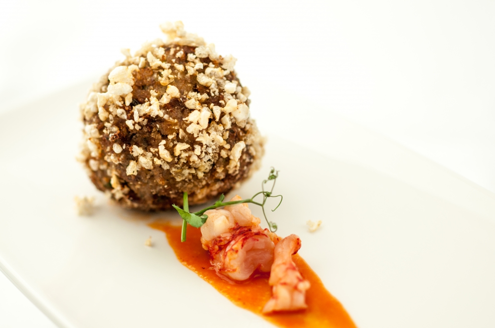 Galleria fotografica






Massimiliano Poggi, Al Cambio, Bologna

Uovo asparagi e parmigiano. Rappresenta la tradizione, non solo bolognese ma italiana. Chiaro che noi, con l'apparato di Altedo, abbiamo una fortuna che non tutte le regioni hanno: l'abbiamo in casa e di qualità assoluta! Riprendo la tradizione e trasformo le consistenze: a essere fritto non è più l'uovo ma la punta degli asparagi; il parmigiano non è più grattato ma viene reso cremoso con aggiunta di brodo di asparagi; aggiungo solo una parte di succo di asparagi crudi perché dà una notevole componente minerale amarognola. Un anticipo di primavera









Alessandro Panichi, Sotto l'Arco, Bologna

Canocchia, radicchio, bottarga e lampone. Dolce, amaro, acido e iodato (foto Bob Noto)









Isa Mazzocchi, La Palta, Borgonovo Valtidone (Piacenza)

Batarò con senape selvatica, pescegatto e pancetta. Una specie di pane schiacciato, con percentuale di polenta, ripieno di salumi piacentini (si serve soprattutto in val tidone). Piacenza in un batarò









Alberto Faccani, Magnolia, Cesenatico (Forlì-Cesena)

Triglia, amaretto, zafferano e limone. La dolcezza e la grassezza della triglia, la nota alcolica del liquore di mandorla, la profondità dello zafferano e l'aspro del limone. Un omaggio all'Italia e al Mediterraneo









Omar Casali, Marè, Cesenatico (Forlì-Cesena)

Bora Nera. Spaghettoni, inchiostro, quinto quarto di seppia, alghe e bergamotto. Materia prima, tecnica e tanto cuore per riportare nel piatto l'affascinante e profondo profumo iodato di una burrascosa giornata sul molo di Cesenatico









Fabrizio Mantovani, Fm con gusto, Faenza (Ravenna)

Patata ratta, lenticchie e caviale. E' una sintesi della mia cucina: una semplice patata con lenticchie, arricchita da un piccolo cucchiaio di caviale. Una crème fraîche allo zafferano e zest di lime. Estetica, istinto e semplicità ragionata









Massimiliano Mascia, San Domenico, Imola (Bologna)

Scampo, goletta e piselli. Amo i colori e i sapori della primavera e mi piace giocare con la contaminazione carne/pesce









Luca Marchini, L'Erba del Re, Modena

Risotto con ostriche, succo di porri, rucola e rabarbaro. E' il frutto della volontà di far coesistere la forza olfattiva del mare, proveniente dalle ostriche adagiate sulla superfice, con la pseudo-dolcezza di un risotto cremoso, la cui cottura viene fatta con un succo di porri grigliati e brasati. Giocano un ruolo di equilibrio la freschezza e asprezza del rabarbaro e il lieve amaro della rucola selvatica









Massimo Bottura, Osteria Francescana, Modena

Sometimes maillard, sometimes partrige... even bollito in civèt sauce. Ovvero, "A volte germano reale, a volte pernice... persino il bollito in salsa civet"









Irina Steccanella e Beppe Palmieri, Panino, Modena

Tortellini SuperPanna. Comprare una grande materia prima per fare un grande tortellino, e restiuire valore e qualità a un piatto della cucina domestica degenerato col tempo









Gianluca Gorini, Le Giare, Montiano (Forlì-Cesena)

Cetriolo, liquore Varnelli e uova di pesce affumicate. Note vegetali che incontrano quelle marine e affumicate per un interpretazione a 360 gradi del cetriolo, dal germoglio al fiore









Riccardo Agostini, Il Piastrino, Pennabilli (Rimini)

Animella d’agnello, latte ed estratto d’alloro. L'idea è quella di proporre un'animella inconsueta, d'agnello, senza nascondere le sue caratteristiche gustative come da tradizione ma esaltandole con il concentrato di latte di pecora per rafforzarne il gust. Vista la componente grassa, ho utilizzato l'alloro per il suo gusto amaro e la sua rinfrescante balsamicità









Terry Giacomello, Inkiostro, Parma

La pasta a modo nostro. Tagliolini tiepidi al bianco d'uovo con crema di parmigiano 36 mesi, rosso d'uovo sbattuto, caviale di tartufo e foglie di timo. E' un albume d'uovo cotto a vapore, steso come la pasta tradizionale, tagliato a mano a tagliolino, contornato da una crema di parmigiano, macchiata con un rosso d'uovo sbattuto e guarnito con foglie di timo e caviale di tartufo









Marco Parizzi, Parizzi, Parma

Consommé di buccia di patate, cipolla bruciata e ostriche con anolini di salmone. Il contrasto tra ingredienti di scarto e ingredienti pregiati, l'apparenza rassicurante di un piatto tipico con gusti completamente stravolti









Carla Aradelli, Riva, Ponte Dell'Olio (Piacenza)

Polpo, radicchio tardivo, crochetta di patate e majonese di rape rosse. Un piatto di semplicità ricercata: polpo e patate (la tradizione) e prodotti di stagione (radicchio tardivo e rapa rossa) creano un gioco di colori, radici e consistenze









Rino Duca, Il Grano di Pepe, Ravarino (Bologna)

Riso alla mandorla, gambero rosso e capperi. In Sicilia storicamente si cucinavano risi e non risotti. Nel mio piatto s'incontrano l'eleganza della mandorla, la sapidità del cappero e la profondità del gambero crudo









Matteo Salbaroli, Osteria L'Acciuga, Ravenna

Polpo arrostito, crema di topinambur e nocciole tostate. L'ho proposto al cenone e ha avuto così successo che lo riproponiamo anche l'inverno. Non solo polipo e patate









Gianni e Fulvia D'Amato, Caffè Arti e Mestieri, Reggiolo (Reggio Emilia)

Il viola della lingua. Lingua salmistrata cotta, spuma di patata viola, cavolo viola in agrodolce, polvere di lamponi disidratati









Gianpaolo Raschi, Guido, Rimini

Pancotto di pesce. Sono le mie origini marinaro-contadine, una lunga tradizione che si fonda sul concetto di recupero. Un tempo della memoria al quale sono profondamente legato e che ripercorro di continuo a bordo della mia Delorean (foto Giorgio Salvatori)









Franco Cimini, Antica Osteria del Mirasole, San Giovanni in Persiceto (Bologna)

Tagliatelle all'antico ragù di cortile. Un'antica ricetta delle campagne bolognesi che prevede l'utilizzo delle parti meno nobili degli animali da cortile (rigaglie), tra le quali creste, durelli, fegatini e ovine embrionali. Si contraddistingue per le diverse consistenze del ragù









Aurora Mazzucchelli, Marconi, Sasso Marconi (Bologna)

Il germano incontra un'acciuga. Il racconto del viaggio della migrazione germano. Lo scontro del mare con la terra e l'incontro del sapido col selvatico









Piergiorgio Parini, Povero Diavolo, Torriana (Parma)

Brasato di narce (anagramma di "carne", anche detto "l'animale che non c'è"). Il piatto rievoca alla vista e al palato l'opulenza e corposità di un brasato pur essendo composto di soli elementi vegetali: la base è un kiwi, glassato con ristretto di verdure, salse fermentate e vino rosso, spolverato con erbe balsamiche (foto Passione Gourmet)









Alberto Degl'Innocenti, Tirabusciò, Bibbiena (Arezzo)

Gnocchetti di pane verna allo scalogno, salsa di ribollita, cubetti di pane croccante al cavolo nero e cialda di Parmigiano. Un classico toscano a modo mio









Fabrizio Girasoli, Butterfly, Capannori (Lucca)

Evoluzione del gambero rosso. Da marinato a fritto, passando per padella e vapore con coincidenze di frutta e verdure, nella nebbia del  mattino. Mi piace mettere in gioco tutti i sensi del commensale, dalle consistenze cotture e sapori diversi per il palato, all'aroma diffuso per l'olfatto. La parte fritta che può essere mangiata con le mani e lo scorrere della tisana versata al momento  che coinvolge vista e udito









Andrea Mattei, Meo Modo a Borgo San Pietro, Chiusdino (Siena)

Fegatini di pollo affumicati, anguilla e ortica. La tradizione dell'entroterra toscano incontra il mare









Gaetano Trovato, Arnolfo, Colle Val D'Elsa (Siena)
Piccione: petto, coscia farcita con il suo fegato, castagne e spezie. Il piatto del cuore che evolve continuamente, dall’inizio negli anni Ottanta, quando si preparava lardellato ripieno di funghi e servito con le cipolle caramellate, fino ad oggi, in veste rinnovata con abbinamenti di stagione in stagione per esaltare il gusto









Peter Brunel, Borgo San Jacopo, Firenze

Il mio orto toscano (che passa in vaso l'inverno). La mia interpretazione gioca su: 1. vaso fiori e germogli eduli; 2. cramble di tartufo e pre.ona di tartufo ghiacciato; 3. terra di olive e cioccolato con spugna di nocciole, asparagi liofilizzati; 4. spuma di yogurt e rafano con ortaggi semi disidratati. Nel piatto: patata pietrificata con maionesi al carbone e levistico. E' il mio ricordo che va agli ortaggi, che verso la fine dell'autunno nell'orto perdono idratazione, da lì l'idea di inserirli in vaso per conservarli... in fase calante









Annie Féolde, Riccardo Monco, Alessandro Della Tommasina. Enoteca Pinchiorri, Firenze

Pici di pane con vongole veraci, crema di burrata e erba cipollina. L’aspetto interessante di questa ricetta è l’impasto dei pici: utlizziamo una pasta di pane integrale con lievitazione naturale e con la madre (la pasta ha dunque un'acidità leggera e molto saporita). Porta la pasta a una nuova dimensione sensoriale al palato. Il tutto contenuto all’interno della pasta e non fuori sotto forma di salsa









Enrico Panero, Da Vinci a Eataly, Firenze

Risotto al latte e acciughe, animelle al marsala e polveri di cipolla e limone. E' un primo piatto che riprende le mie origini piemontesi: fa parte anche del menu degustazione "Un piemontese in Toscana" a ricordare la tradizione di cuocere il riso nel latte come base per dolci o come pasto povero serale: Il riso si presenta con la dolcezza del latte che si concentra durante la cottura compensata dalla sapidità delle acciughe. A completare animelle sfumate al Marsala secco, l'acidità della polvere di limone e la polvere di cipolla a riprendere il classico fondo usato per risotti ma che mantiene tutta la sua freschezza. Un piatto ricco, che unisce consuetudini piemontesi per il riso e toscane per l'utilizzo di frattaglie









Simone Cipriani, già chef del Santo Graal, Firenze

Lasagna 2D. Due tele sottilissime di pomodoro disidratato con all’interno uno strato di pasta all’uovo, salsa mornay e ragù. Fuori sono leggermente bruciate con il cannello e gratinate con parmigiano. Due millimetri in cui si trova tutta l’Italia, concentrata e bidimensionale. Può essere presentata sia in orizzontale che in verticale, ad esempio messa al muro come se fosse un quadro, staccata e presentata a tavola









Vito Mollica, Il Palagio del Four Seasons, Firenze

Sedano carota cipolla farciti con parfait di fagiano salsa di mandorle e aglio dolce. Sono gli ingredienti a, b e c ‎della nostra cucina ma mai protagonisti in un piatto. Durante la preparazione di un consommé di fagiano, ho pensato con i ragazzi che sarebbe stato un reato buttare via in quanto era gustosissimo. L'abbiamo farcito creando un‎ piatto di recupero di una piacevole complessità gustativa









Marco Stabile, Ora d'Aria, Firenze

Se un meteorite cadesse in Toscana: visione universale della bruschetta. (e la giusta continuazione sarebbe: "raccoglierebbe tantissimi sapori incredibili"). Si tratta di un modo particolare (con visione dall'universo) di interpretare la bruschetta toscana, con fagioli, cavolo nero e olio toscano. Questo perché si parla molto di universo, di visitare altri pianeti, di catastrofi con arrivo di asteroidi, meteoriti, o addirittura di pianeti occulti con rotta di impatto verso la terra... Questo piatto è in tema ma smorza decisamente le preoccupazioni.









Cristoforo Trapani, Magnolia dell'hotel Byron, Forte dei Marmi (Lucca)

Carciofo arrostito. E' un simbolo di festa in tutte le case campane ma, soprattutto, è fatto dai venditori abusivi per strada. Il fumo che va su, il profumo delle bucce dei carciofi che bruciano sui carboni... È così che ho voluto riprodurre un pezzo di storia in chiave moderna






