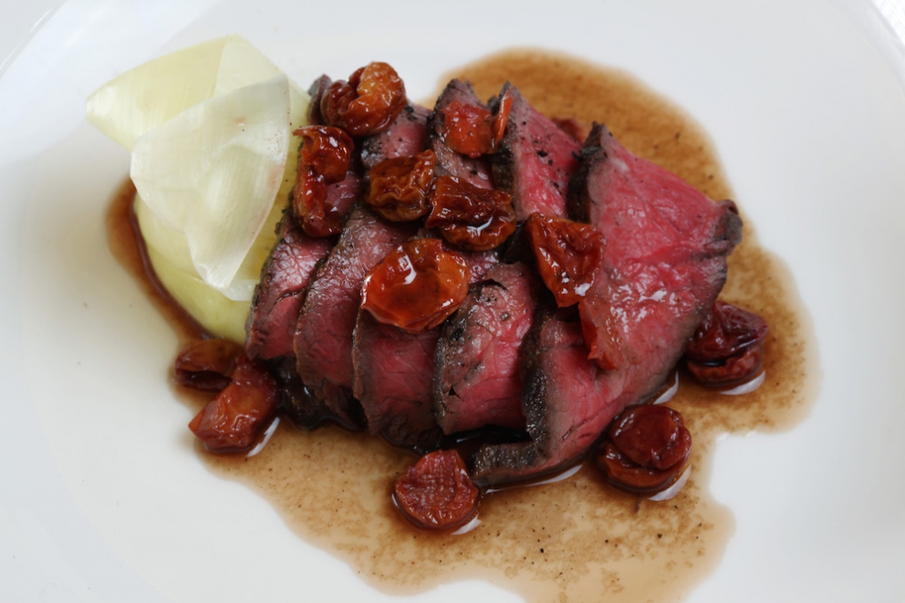 Galleria fotografica






Alcune immagini della straordinaria cena preparata da Jock Zonfrillo al Bulgari di Milano. Qui due appetizer, Gambero rosso e prugne di Davidson e Nuvole di canguro









Cavolo rapa sottaceto e pepe dorrigo, Lilli Pilly e baccusia









Vongole affumicate e pane cotto sui carboni









Patata al forno, fagioli, zucca, uovo ed acetosella









Ricciola e uova, di Roberto Di Pinto









Scampo avvolto nel lardo e cotto alla brace con geraldton wax






