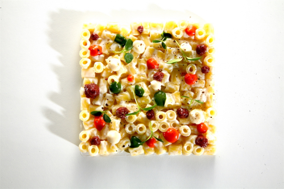 Galleria fotografica






Mario Cornali, Collina, Almenno San Bartolomeo (Bergamo)

Lumache di Almenno stufate, fumetto di mais velo di Prato - Questo piatto è la conseguenza di un incontro con Andrea Togni, giovane elicicoltore di Almenno. Sono stato stimolato dal fatto che a soli due km da casa ci fosse un allevamento biologico di chiocciole. Ho voluto rappresentare in un solo elemento le suggestioni del territorio (fumetto di mais) e dell'habitat della lumaca (il velo di Prato, sottilissimo velo croccante fatto di foglie di spinacio) che rappresenta il nutrimento delle lumache stesse









Antonio Cuomo, Hostaria del Relais San Lorenzo, Bergamo

Dreaming… Cesar salad - Abbiamo ricostruito un grande classico trasformando tutte le consistenze, con acqua di parmigiano, gelato all'insalata iceberg e cremoso ai pomodori confit









Giuliano Pellegrini, Lio Pellegrini, Bergamo

Insalata di trippa, tonno, polenta fritta, ceriolo e fagioli bianchi di Soragna - La trippa è un piatto che ho voluto modificare perché ne ho sempre avuto un ricordo piacevole. Nonna Alice la preparava in umido in maniera eccelsa...









Antonio Borruso, Umami, Bormio (Sondrio)

Neve al sole - Un dessert pensato prima di tutto per un omaggio al mitico Pino Daniele e poi anche al sole, perché mi manca tanto, essendo napoletano. Quanto alla neve, non manca certo qui in Valtellina... Questo dolce abbina zafferano, lichi e cremoso al cioccolato bianco









Enrico e Roberto Cerea, Da Vittorio, Brusaporto (Bergamo)

Granchio reale al vapore con pralinato di nocciole e bottarga – Un piatto intrigante e goloso, dove le carni bianche e rossicce, sode e dolci come il miele, ben si accompagnano alla sapidità della bottarga, ben più rude e decisa. Il tutto accompagnato dall’untuosità e croccantezza della miglior nocciola del mondo, la tonda gentile di Cortemilia









Nadia e Giovanni Santini, Dal Pescatore, Canneto sull'Oglio (Mantova)

Crema di patate di montagna con uova pochè, bottarga di tonno, caviale asetra royal e capperi – Un grande piatto nella tradizione del Pescatore, ma concepito e realizzato dalla nuova generazione in cucina, rappresentata da Giovanni Santini – foto Culinaire Saisonnier-Dirk Kerstens









Enrico Bartolini, Devero, Cavenago di Brianza (Monza Brianza)

Risotto Arlecchino - La salsa sotto il riso sopra. Un ritorno alle figure barocche viste con occhi moderni









Daniel Facen, Anteprima, Chiuduno (Bergamo)

Insalata di tonno, uovo acido, patate viola e olio d'oliva - È una sorta di nizzarda dove il tonno viene scottato e raffreddato in acqua e ghiaccio. Le patate viola hanno varie consistenze, sia a pezzi che in un piccolo purè e disidratate. Il pomodoro è confit. i fagiolini vengono cotti con gli ultrasuoni, l’uovo invece in aceto e l’olio è in una capsula di zucchero, con acciughe del Cantabrico









Davide Oldani, D’O, Cornaredo (Milano)

Midollo di mela alla milanese - Perché rappresenta la tradizione del “piatto” milanese con la leggerezza della buona cucina moderna









Stefano Cerveni, Due Colombe, Corte Franca (Brescia)

Spaghetti tiepidi, scampi, paprika dolce e caviale Tradition Calvisius - Lusso e sapore in un piatto di semplicità millimetrica. La temperatura di servizio di 40° esalta al massimo le fragranze degli ingredienti e il piacere nel degustarli









Fabio Abbattista, Leone Felice de L'Albereta, Erbusco (Brescia)

Lavarello alla mugnaia, tofeee di cavolfiore e calamondino - Questo piatto è oggi la dichiarazione più esplicita della mia cucina: dopo 2 anni alla scoperta del territorio di Franciacorta e grazie al rapporto speciale creato con Ferdinando Soardi, pescatore di Monte Isola selezionato anche da Slow Fish per la sua attenzione alla ecosostenibilità, ho scelto di dare voce alla straordinarietà del pesce di lago, in questo caso il lavarello, valorizzandolo con un abbinamento inedito che unisce la tradizione tutta pugliese della cima di rapa e del cavolfiore con il calamondino: un agrume nato dall’incrocio del mandarino con il kunquat, originario della Cina









Silvio Salmoiraghi, Acquerello, Fagnano Olona (Varese)

Storione in bianco - A noi piace molto questo piatto perché rappresenta l'uso del pesce di lago in Italia. E' una versione dello storione alla ferrarese






