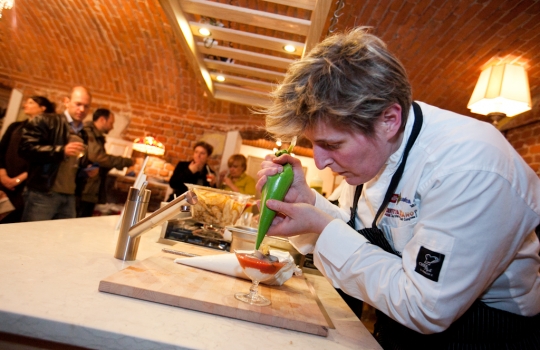 Galleria fotograficaCoda fuori dallo showroom Agape, via Statuto 12, per il piatto di Andrea BertonIl piatto di Berton:&nbsp;Focaccia di Recco con controfiletto di manzo crudo e composta di pomodoro piccanteAndrea BertonArclinea, corso Monforte 28: si preparano i fratelli&nbsp;Christian e Manuel Costardi, cuochi del ristorante Cinzia di VercelliL'imbuto di metallo per infilare il risotto nel barattolo warholiano. Alle spalle di Christian Costardi, Giulia Corradetti di Magenta BureauCostardi&rsquo;s tomato rice (omaggio a Andy Warhol)Manuel e ChristianLa gente godeCesar in via Larga 23, presidiato da&nbsp;Giovanni Ruggieri del ristorante RefettorioGiovanni Ruggieri con la sua&nbsp;Crema di patate con tarassaco all&rsquo;aceto di moscato, asparagi e salsa al crescioneGiovanni RuggieriTutti da Dada in via Larga, angolo piazza Santo Stefano, per&nbsp;Fabio Pisani e Alessandro Negrini di Aimo e NadiaFabio PisaniSpaghetti di Benedetto Cavalieri in cous cous con mozzarella di bufala campana, pomodori pugliesi &ldquo;al filo&rdquo; e profumo di limoni della CostieraLa granelle di cous cous &egrave; ricavata da spaghettoni frullati a crudoDa De Longhi, via Borgogna 8, c'&egrave; Alice Delcourt dell'Erba BruscaAlice DelcourtUltimo giro d'olio per il&nbsp;Cous cous speziato con erbe aromatiche, albicocche e zuccaMatteo Torretta ha cucinato allo Scavolini Store di piazza MissoriA destra Matteo Torretta, chef de Al V Piano di MilanoSotto al minipimer,&nbsp;Finto risotto di finocchi al sentore di sambucaLa spuma &egrave; di sambucaMatteo TorrettaDa Valcucine, corso Garibaldi 99, c'&egrave; il Ratan&agrave; di MilanoCesare Battisti, boss del Ratan&agrave;Il Risotto con verdure e erbe di primavere fresche, cotte e croccanti di BattistiTutti insieme appassionatamentePaolo MarchiOttava tappa: Febal, via FatebenefratelliIn secondo piano, Giovanni Giberti di Pav&eacute;&nbsp;Il Tiramisuper di Giovanni GibertiPer Giberti, 3 preparazioni diverse in 3 giorni: nei primi due, la&nbsp;Barbajada e&nbsp;Lime basilico e fragole
&nbsp;E' il turno di Ilve, via Giulio RomanoC'&egrave; Viviana Varese del ristorante AliceE la sua Passatina di pomodoro con ricotta e sgombri