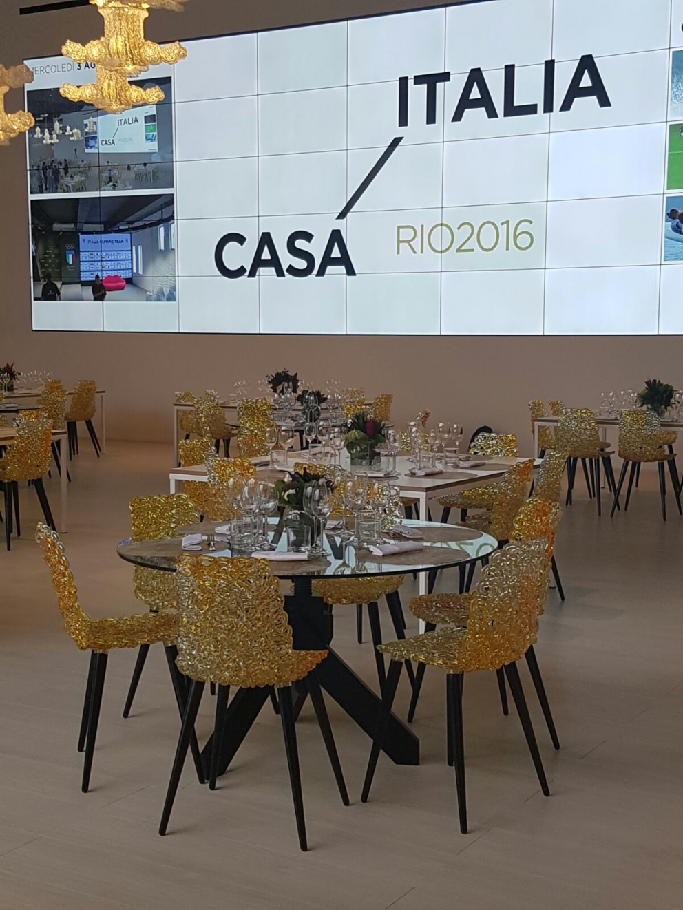 Galleria fotografica











Lo staff del Refettorio Gastromotiva









Matteo Renzi, Davide Oldani e Giancarlo Lunelli un paio di giorni fa, a Rio









In libreria dal 9 agosto i(e oggi in edicola) anche il nuovo libro di Oldani per i Giochi Olimpici: parla di cucina, cibo, salute e benessere






