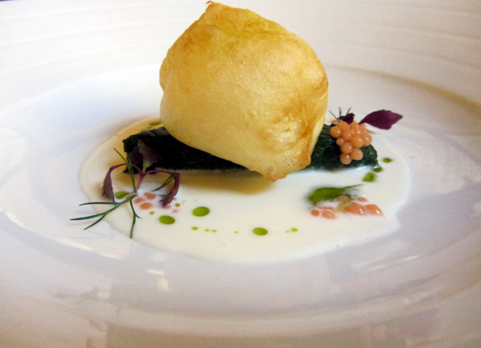 Galleria fotografica






Massimiliano Poggi, Al Cambio, Bologna

Uovo asparagi e parmigiano. Rappresenta la tradizione, non solo bolognese ma italiana. Chiaro che noi, con l'apparato di Altedo, abbiamo una fortuna che non tutte le regioni hanno: l'abbiamo in casa e di qualità assoluta! Riprendo la tradizione e trasformo le consistenze: a essere fritto non è più l'uovo ma la punta degli asparagi; il parmigiano non è più grattato ma viene reso cremoso con aggiunta di brodo di asparagi; aggiungo solo una parte di succo di asparagi crudi perché dà una notevole componente minerale amarognola. Un anticipo di primavera









Alessandro Panichi, Sotto l'Arco, Bologna

Canocchia, radicchio, bottarga e lampone. Dolce, amaro, acido e iodato (foto Bob Noto)









Isa Mazzocchi, La Palta, Borgonovo Valtidone (Piacenza)

Batarò con senape selvatica, pescegatto e pancetta. Una specie di pane schiacciato, con percentuale di polenta, ripieno di salumi piacentini (si serve soprattutto in val tidone). Piacenza in un batarò









Alberto Faccani, Magnolia, Cesenatico (Forlì-Cesena)

Triglia, amaretto, zafferano e limone. La dolcezza e la grassezza della triglia, la nota alcolica del liquore di mandorla, la profondità dello zafferano e l'aspro del limone. Un omaggio all'Italia e al Mediterraneo









Omar Casali, Marè, Cesenatico (Forlì-Cesena)

Bora Nera. Spaghettoni, inchiostro, quinto quarto di seppia, alghe e bergamotto. Materia prima, tecnica e tanto cuore per riportare nel piatto l'affascinante e profondo profumo iodato di una burrascosa giornata sul molo di Cesenatico









Fabrizio Mantovani, Fm con gusto, Faenza (Ravenna)

Patata ratta, lenticchie e caviale. E' una sintesi della mia cucina: una semplice patata con lenticchie, arricchita da un piccolo cucchiaio di caviale. Una crème fraîche allo zafferano e zest di lime. Estetica, istinto e semplicità ragionata









Massimiliano Mascia, San Domenico, Imola (Bologna)

Scampo, goletta e piselli. Amo i colori e i sapori della primavera e mi piace giocare con la contaminazione carne/pesce









Luca Marchini, L'Erba del Re, Modena

Risotto con ostriche, succo di porri, rucola e rabarbaro. E' il frutto della volontà di far coesistere la forza olfattiva del mare, proveniente dalle ostriche adagiate sulla superfice, con la pseudo-dolcezza di un risotto cremoso, la cui cottura viene fatta con un succo di porri grigliati e brasati. Giocano un ruolo di equilibrio la freschezza e asprezza del rabarbaro e il lieve amaro della rucola selvatica









Massimo Bottura, Osteria Francescana, Modena

Sometimes maillard, sometimes partrige... even bollito in civèt sauce. Ovvero, "A volte germano reale, a volte pernice... persino il bollito in salsa civet"









Irina Steccanella e Beppe Palmieri, Panino, Modena

Tortellini SuperPanna. Comprare una grande materia prima per fare un grande tortellino, e restiuire valore e qualità a un piatto della cucina domestica degenerato col tempo









Gianluca Gorini, Le Giare, Montiano (Forlì-Cesena)

Cetriolo, liquore Varnelli e uova di pesce affumicate. Note vegetali che incontrano quelle marine e affumicate per un interpretazione a 360 gradi del cetriolo, dal germoglio al fiore









Riccardo Agostini, Il Piastrino, Pennabilli (Rimini)

Animella d’agnello, latte ed estratto d’alloro. L'idea è quella di proporre un'animella inconsueta, d'agnello, senza nascondere le sue caratteristiche gustative come da tradizione ma esaltandole con il concentrato di latte di pecora per rafforzarne il gust. Vista la componente grassa, ho utilizzato l'alloro per il suo gusto amaro e la sua rinfrescante balsamicità









Terry Giacomello, Inkiostro, Parma

La pasta a modo nostro. Tagliolini tiepidi al bianco d'uovo con crema di parmigiano 36 mesi, rosso d'uovo sbattuto, caviale di tartufo e foglie di timo. E' un albume d'uovo cotto a vapore, steso come la pasta tradizionale, tagliato a mano a tagliolino, contornato da una crema di parmigiano, macchiata con un rosso d'uovo sbattuto e guarnito con foglie di timo e caviale di tartufo









Marco Parizzi, Parizzi, Parma

Consommé di buccia di patate, cipolla bruciata e ostriche con anolini di salmone. Il contrasto tra ingredienti di scarto e ingredienti pregiati, l'apparenza rassicurante di un piatto tipico con gusti completamente stravolti









Carla Aradelli, Riva, Ponte Dell'Olio (Piacenza)

Polpo, radicchio tardivo, crochetta di patate e majonese di rape rosse. Un piatto di semplicità ricercata: polpo e patate (la tradizione) e prodotti di stagione (radicchio tardivo e rapa rossa) creano un gioco di colori, radici e consistenze









Rino Duca, Il Grano di Pepe, Ravarino (Bologna)

Riso alla mandorla, gambero rosso e capperi. In Sicilia storicamente si cucinavano risi e non risotti. Nel mio piatto s'incontrano l'eleganza della mandorla, la sapidità del cappero e la profondità del gambero crudo









Matteo Salbaroli, Osteria L'Acciuga, Ravenna

Polpo arrostito, crema di topinambur e nocciole tostate. L'ho proposto al cenone e ha avuto così successo che lo riproponiamo anche l'inverno. Non solo polipo e patate









Gianni e Fulvia D'Amato, Caffè Arti e Mestieri, Reggiolo (Reggio Emilia)

Il viola della lingua. Lingua salmistrata cotta, spuma di patata viola, cavolo viola in agrodolce, polvere di lamponi disidratati









Gianpaolo Raschi, Guido, Rimini

Pancotto di pesce. Sono le mie origini marinaro-contadine, una lunga tradizione che si fonda sul concetto di recupero. Un tempo della memoria al quale sono profondamente legato e che ripercorro di continuo a bordo della mia Delorean (foto Giorgio Salvatori)









Franco Cimini, Antica Osteria del Mirasole, San Giovanni in Persiceto (Bologna)

Tagliatelle all'antico ragù di cortile. Un'antica ricetta delle campagne bolognesi che prevede l'utilizzo delle parti meno nobili degli animali da cortile (rigaglie), tra le quali creste, durelli, fegatini e ovine embrionali. Si contraddistingue per le diverse consistenze del ragù









Aurora Mazzucchelli, Marconi, Sasso Marconi (Bologna)

Il germano incontra un'acciuga. Il racconto del viaggio della migrazione germano. Lo scontro del mare con la terra e l'incontro del sapido col selvatico









Piergiorgio Parini, Povero Diavolo, Torriana (Parma)

Brasato di narce (anagramma di "carne", anche detto "l'animale che non c'è"). Il piatto rievoca alla vista e al palato l'opulenza e corposità di un brasato pur essendo composto di soli elementi vegetali: la base è un kiwi, glassato con ristretto di verdure, salse fermentate e vino rosso, spolverato con erbe balsamiche (foto Passione Gourmet)









Alberto Degl'Innocenti, Tirabusciò, Bibbiena (Arezzo)

Gnocchetti di pane verna allo scalogno, salsa di ribollita, cubetti di pane croccante al cavolo nero e cialda di Parmigiano. Un classico toscano a modo mio









Fabrizio Girasoli, Butterfly, Capannori (Lucca)

Evoluzione del gambero rosso. Da marinato a fritto, passando per padella e vapore con coincidenze di frutta e verdure, nella nebbia del  mattino. Mi piace mettere in gioco tutti i sensi del commensale, dalle consistenze cotture e sapori diversi per il palato, all'aroma diffuso per l'olfatto. La parte fritta che può essere mangiata con le mani e lo scorrere della tisana versata al momento  che coinvolge vista e udito









Andrea Mattei, Meo Modo a Borgo San Pietro, Chiusdino (Siena)

Fegatini di pollo affumicati, anguilla e ortica. La tradizione dell'entroterra toscano incontra il mare









Gaetano Trovato, Arnolfo, Colle Val D'Elsa (Siena)
Piccione: petto, coscia farcita con il suo fegato, castagne e spezie. Il piatto del cuore che evolve continuamente, dall’inizio negli anni Ottanta, quando si preparava lardellato ripieno di funghi e servito con le cipolle caramellate, fino ad oggi, in veste rinnovata con abbinamenti di stagione in stagione per esaltare il gusto









Peter Brunel, Borgo San Jacopo, Firenze

Il mio orto toscano (che passa in vaso l'inverno). La mia interpretazione gioca su: 1. vaso fiori e germogli eduli; 2. cramble di tartufo e pre.ona di tartufo ghiacciato; 3. terra di olive e cioccolato con spugna di nocciole, asparagi liofilizzati; 4. spuma di yogurt e rafano con ortaggi semi disidratati. Nel piatto: patata pietrificata con maionesi al carbone e levistico. E' il mio ricordo che va agli ortaggi, che verso la fine dell'autunno nell'orto perdono idratazione, da lì l'idea di inserirli in vaso per conservarli... in fase calante









Annie Féolde, Riccardo Monco, Alessandro Della Tommasina. Enoteca Pinchiorri, Firenze

Pici di pane con vongole veraci, crema di burrata e erba cipollina. L’aspetto interessante di questa ricetta è l’impasto dei pici: utlizziamo una pasta di pane integrale con lievitazione naturale e con la madre (la pasta ha dunque un'acidità leggera e molto saporita). Porta la pasta a una nuova dimensione sensoriale al palato. Il tutto contenuto all’interno della pasta e non fuori sotto forma di salsa









Enrico Panero, Da Vinci a Eataly, Firenze

Risotto al latte e acciughe, animelle al marsala e polveri di cipolla e limone. E' un primo piatto che riprende le mie origini piemontesi: fa parte anche del menu degustazione "Un piemontese in Toscana" a ricordare la tradizione di cuocere il riso nel latte come base per dolci o come pasto povero serale: Il riso si presenta con la dolcezza del latte che si concentra durante la cottura compensata dalla sapidità delle acciughe. A completare animelle sfumate al Marsala secco, l'acidità della polvere di limone e la polvere di cipolla a riprendere il classico fondo usato per risotti ma che mantiene tutta la sua freschezza. Un piatto ricco, che unisce consuetudini piemontesi per il riso e toscane per l'utilizzo di frattaglie









Simone Cipriani, già chef del Santo Graal, Firenze

Lasagna 2D. Due tele sottilissime di pomodoro disidratato con all’interno uno strato di pasta all’uovo, salsa mornay e ragù. Fuori sono leggermente bruciate con il cannello e gratinate con parmigiano. Due millimetri in cui si trova tutta l’Italia, concentrata e bidimensionale. Può essere presentata sia in orizzontale che in verticale, ad esempio messa al muro come se fosse un quadro, staccata e presentata a tavola









Vito Mollica, Il Palagio del Four Seasons, Firenze

Sedano carota cipolla farciti con parfait di fagiano salsa di mandorle e aglio dolce. Sono gli ingredienti a, b e c ‎della nostra cucina ma mai protagonisti in un piatto. Durante la preparazione di un consommé di fagiano, ho pensato con i ragazzi che sarebbe stato un reato buttare via in quanto era gustosissimo. L'abbiamo farcito creando un‎ piatto di recupero di una piacevole complessità gustativa









Marco Stabile, Ora d'Aria, Firenze

Se un meteorite cadesse in Toscana: visione universale della bruschetta. (e la giusta continuazione sarebbe: "raccoglierebbe tantissimi sapori incredibili"). Si tratta di un modo particolare (con visione dall'universo) di interpretare la bruschetta toscana, con fagioli, cavolo nero e olio toscano. Questo perché si parla molto di universo, di visitare altri pianeti, di catastrofi con arrivo di asteroidi, meteoriti, o addirittura di pianeti occulti con rotta di impatto verso la terra... Questo piatto è in tema ma smorza decisamente le preoccupazioni.









Cristoforo Trapani, Magnolia dell'hotel Byron, Forte dei Marmi (Lucca)

Carciofo arrostito. E' un simbolo di festa in tutte le case campane ma, soprattutto, è fatto dai venditori abusivi per strada. Il fumo che va su, il profumo delle bucce dei carciofi che bruciano sui carboni... È così che ho voluto riprodurre un pezzo di storia in chiave moderna









Igles Corelli, Atman, Lamporecchio (Pistoia)

Il Maiale va al mare. Il maiale dei mille abbinamenti in questo caso si sposa alla perfezione col calamaro









Cristiano Tomei, L'Imbuto, Lucca

Il Tutto e il Niente. Ovvero: Cialda di grano arso sotto seppia, il suo nero e cervella fritte. E' la sintesi di un panino gourmet. Grande concetto e grande sapore (foto di Lido Vannucchi)









Damiano Donati, Punto Officina del Gusto, Lucca

Tagliolino verde di mare vegetale. E' un tagliolino di semola di grano duro, impastato con alghe secche, servito all'olio. Proprio così, semplice per consentirgli di esprimere tutto lo iodio delle alghe









Valeria Piccini, Da Caino, Montemerano (Grosseto)

Maremma: il cinghiale e il territorio. E' nato dalla voglia di portare nel piatto i profumi che possiamo sentire nel corso di una passeggiata nel bosco del tardo autunno/inverno. Viene utilizzata la pancia del cinghiale, accompagnata da cicorie spontanee, radici, funghi, lumache e corbezzoli, la salsa e la bevanda calda di accompagnamento. Sprigionano profumi incredibili di ghiande tostate, castagne arrostite, mele selvatiche, funghi e mirtilli









Dario Cecchini, Solociccia, Panzano in Chianti (Siena)

To beef or not to beef. Panino con la bistecca e salsa di bistecca. Sarà il panino di punta del mio nuovo progetto, Cecchini Panini, un fastfood di ciccia a Panzano in Chianti, cioè a casa mia. Più carnivoro di così...









Deborah Corsi, La Perla del Mare, San Vincenzo (Livorno)

L'aia, la macchia e il mare. Un piatto in cui si fondono i profumi del mio territorio: la terra che incontra il mare






