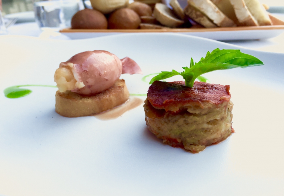 Galleria fotografica






Gran pranzo al Bikini. Appetizer: calzoncino ripieno di fiordilatte, polpetta di melanzana e alice ripiena. Le foto sono di Tanio Liotta









Crudo e cotto di schianto






