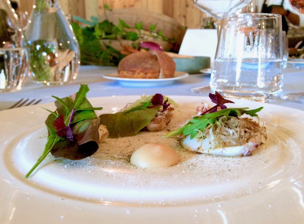 Galleria fotografica






Hanno iniziato Alessandro Negrini e Marzia Buzzanca, con Pizzocchero Pizza, ossia un trancio di impasto a base di lievito madre, 32 ore di lievitazione in teglia, una parte di farina di grano saraceno, by Buzzanca («Simone Padoan è il mio maestro»). Il topping è di Negrini: patate, verza, bitto, mozzarella e pesteda. Le foto di questa fotogallery sono di Tanio Liotta






