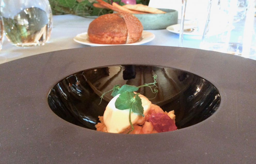 Galleria fotografica






Hanno iniziato Alessandro Negrini e Marzia Buzzanca, con Pizzocchero Pizza, ossia un trancio di impasto a base di lievito madre, 32 ore di lievitazione in teglia, una parte di farina di grano saraceno, by Buzzanca («Simone Padoan è il mio maestro»). Il topping è di Negrini: patate, verza, bitto, mozzarella e pesteda. Le foto di questa fotogallery sono di Tanio Liotta









Calamari al testo, polveri mediterranee, bitto dop e tartufo nero: uno dei piatti più riusciti è firmato Stefano Ciotti









Come eravamo: pane e cipolla, ossia quanto i contadini mangiavano al momento della raccolta delle olive (pane Altamura e cipollotto, qui con l'aggiunta di burro e crema calda di bitto e crumble al cacao) secondo Filippo Sinisgalli






