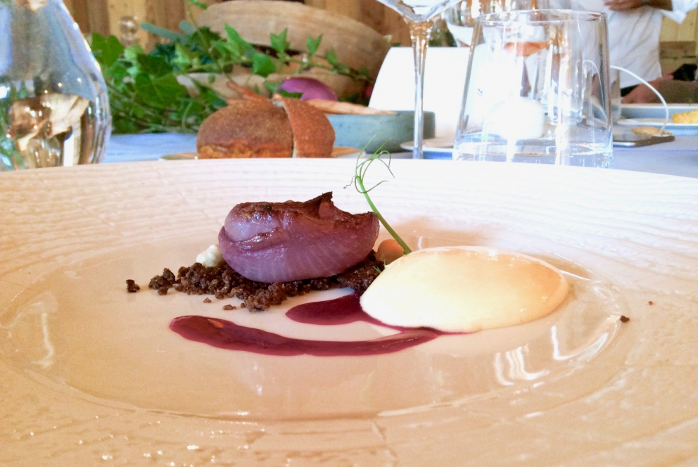 Galleria fotografica






Hanno iniziato Alessandro Negrini e Marzia Buzzanca, con Pizzocchero Pizza, ossia un trancio di impasto a base di lievito madre, 32 ore di lievitazione in teglia, una parte di farina di grano saraceno, by Buzzanca («Simone Padoan è il mio maestro»). Il topping è di Negrini: patate, verza, bitto, mozzarella e pesteda. Le foto di questa fotogallery sono di Tanio Liotta









Calamari al testo, polveri mediterranee, bitto dop e tartufo nero: uno dei piatti più riusciti è firmato Stefano Ciotti









Come eravamo: pane e cipolla, ossia quanto i contadini mangiavano al momento della raccolta delle olive (pane Altamura e cipollotto, qui con l'aggiunta di burro e crema calda di bitto e crumble al cacao) secondo Filippo Sinisgalli









Sbrisolona salata alle mandorle e mele, gel di gin, pomodorini passiti e gelato al bitto dop, la ricetta di Tommaso Arrigoni






