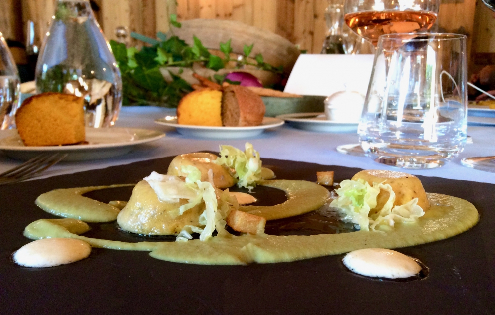 Galleria fotografica






Hanno iniziato Alessandro Negrini e Marzia Buzzanca, con Pizzocchero Pizza, ossia un trancio di impasto a base di lievito madre, 32 ore di lievitazione in teglia, una parte di farina di grano saraceno, by Buzzanca («Simone Padoan è il mio maestro»). Il topping è di Negrini: patate, verza, bitto, mozzarella e pesteda. Le foto di questa fotogallery sono di Tanio Liotta









Calamari al testo, polveri mediterranee, bitto dop e tartufo nero: uno dei piatti più riusciti è firmato Stefano Ciotti









Come eravamo: pane e cipolla, ossia quanto i contadini mangiavano al momento della raccolta delle olive (pane Altamura e cipollotto, qui con l'aggiunta di burro e crema calda di bitto e crumble al cacao) secondo Filippo Sinisgalli









Sbrisolona salata alle mandorle e mele, gel di gin, pomodorini passiti e gelato al bitto dop, la ricetta di Tommaso Arrigoni









Cipolla caramellata all'uva fragola, zabaione al bitto dop, crumble di nocciole, di Fabio Silva









Che cavolo è?, ossia riso, cavolo cappuccio viola, anguilla e bitto dop, l'idea è stata di Gianni Tarabini e Franco Aliberti, ossia i padroni di casa a La Présef






