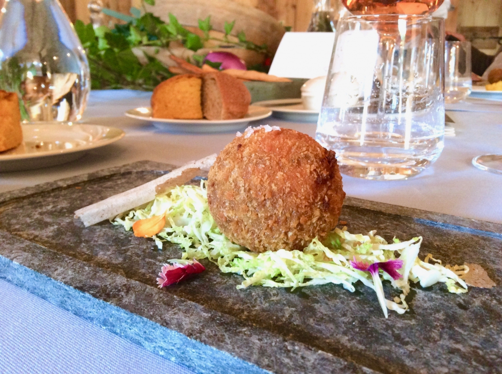 Galleria fotografica






Hanno iniziato Alessandro Negrini e Marzia Buzzanca, con Pizzocchero Pizza, ossia un trancio di impasto a base di lievito madre, 32 ore di lievitazione in teglia, una parte di farina di grano saraceno, by Buzzanca («Simone Padoan è il mio maestro»). Il topping è di Negrini: patate, verza, bitto, mozzarella e pesteda. Le foto di questa fotogallery sono di Tanio Liotta









Calamari al testo, polveri mediterranee, bitto dop e tartufo nero: uno dei piatti più riusciti è firmato Stefano Ciotti









Come eravamo: pane e cipolla, ossia quanto i contadini mangiavano al momento della raccolta delle olive (pane Altamura e cipollotto, qui con l'aggiunta di burro e crema calda di bitto e crumble al cacao) secondo Filippo Sinisgalli









Sbrisolona salata alle mandorle e mele, gel di gin, pomodorini passiti e gelato al bitto dop, la ricetta di Tommaso Arrigoni









Cipolla caramellata all'uva fragola, zabaione al bitto dop, crumble di nocciole, di Fabio Silva









Che cavolo è?, ossia riso, cavolo cappuccio viola, anguilla e bitto dop, l'idea è stata di Gianni Tarabini e Franco Aliberti, ossia i padroni di casa a La Présef









L'altra faccia del pizzocchero: Eugenio Boer ha ricreato la specialità valtellinese in tortelli di grano saraceno ripieni di bitto con fonduta di casera, crema di verza e patate






