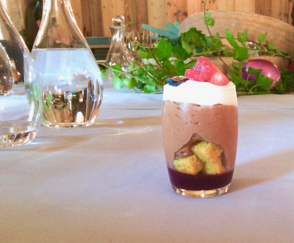 Galleria fotografica






Hanno iniziato Alessandro Negrini e Marzia Buzzanca, con Pizzocchero Pizza, ossia un trancio di impasto a base di lievito madre, 32 ore di lievitazione in teglia, una parte di farina di grano saraceno, by Buzzanca («Simone Padoan è il mio maestro»). Il topping è di Negrini: patate, verza, bitto, mozzarella e pesteda. Le foto di questa fotogallery sono di Tanio Liotta









Calamari al testo, polveri mediterranee, bitto dop e tartufo nero: uno dei piatti più riusciti è firmato Stefano Ciotti









Come eravamo: pane e cipolla, ossia quanto i contadini mangiavano al momento della raccolta delle olive (pane Altamura e cipollotto, qui con l'aggiunta di burro e crema calda di bitto e crumble al cacao) secondo Filippo Sinisgalli









Sbrisolona salata alle mandorle e mele, gel di gin, pomodorini passiti e gelato al bitto dop, la ricetta di Tommaso Arrigoni









Cipolla caramellata all'uva fragola, zabaione al bitto dop, crumble di nocciole, di Fabio Silva









Che cavolo è?, ossia riso, cavolo cappuccio viola, anguilla e bitto dop, l'idea è stata di Gianni Tarabini e Franco Aliberti, ossia i padroni di casa a La Présef









L'altra faccia del pizzocchero: Eugenio Boer ha ricreato la specialità valtellinese in tortelli di grano saraceno ripieni di bitto con fonduta di casera, crema di verza e patate









Pizzocchero sferico con cuore al bitto dop, insalatina di verza e grano saraceno: di nuovo una versione 2.0 dei pizzoccheri, di Antonio Borruso









Incontro, ossia baccalà, salsa di feijoada, spuma di bitto e lime, la ricetta è di Marco Valli









Cheesecake al bitto dop con mele selvariche e prugne, di Roberto Tonola






