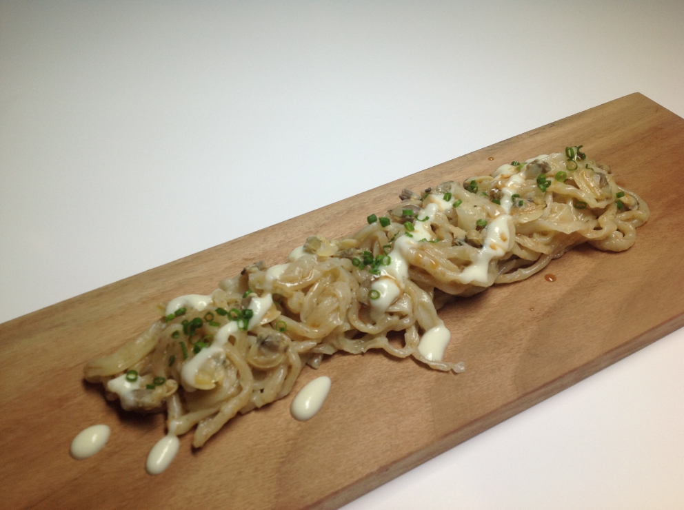 Galleria fotografica






Massimiliano Poggi, Al Cambio, Bologna

Uovo asparagi e parmigiano. Rappresenta la tradizione, non solo bolognese ma italiana. Chiaro che noi, con l'apparato di Altedo, abbiamo una fortuna che non tutte le regioni hanno: l'abbiamo in casa e di qualità assoluta! Riprendo la tradizione e trasformo le consistenze: a essere fritto non è più l'uovo ma la punta degli asparagi; il parmigiano non è più grattato ma viene reso cremoso con aggiunta di brodo di asparagi; aggiungo solo una parte di succo di asparagi crudi perché dà una notevole componente minerale amarognola. Un anticipo di primavera









Alessandro Panichi, Sotto l'Arco, Bologna

Canocchia, radicchio, bottarga e lampone. Dolce, amaro, acido e iodato (foto Bob Noto)









Isa Mazzocchi, La Palta, Borgonovo Valtidone (Piacenza)

Batarò con senape selvatica, pescegatto e pancetta. Una specie di pane schiacciato, con percentuale di polenta, ripieno di salumi piacentini (si serve soprattutto in val tidone). Piacenza in un batarò









Alberto Faccani, Magnolia, Cesenatico (Forlì-Cesena)

Triglia, amaretto, zafferano e limone. La dolcezza e la grassezza della triglia, la nota alcolica del liquore di mandorla, la profondità dello zafferano e l'aspro del limone. Un omaggio all'Italia e al Mediterraneo









Omar Casali, Marè, Cesenatico (Forlì-Cesena)

Bora Nera. Spaghettoni, inchiostro, quinto quarto di seppia, alghe e bergamotto. Materia prima, tecnica e tanto cuore per riportare nel piatto l'affascinante e profondo profumo iodato di una burrascosa giornata sul molo di Cesenatico









Fabrizio Mantovani, Fm con gusto, Faenza (Ravenna)

Patata ratta, lenticchie e caviale. E' una sintesi della mia cucina: una semplice patata con lenticchie, arricchita da un piccolo cucchiaio di caviale. Una crème fraîche allo zafferano e zest di lime. Estetica, istinto e semplicità ragionata









Massimiliano Mascia, San Domenico, Imola (Bologna)

Scampo, goletta e piselli. Amo i colori e i sapori della primavera e mi piace giocare con la contaminazione carne/pesce









Luca Marchini, L'Erba del Re, Modena

Risotto con ostriche, succo di porri, rucola e rabarbaro. E' il frutto della volontà di far coesistere la forza olfattiva del mare, proveniente dalle ostriche adagiate sulla superfice, con la pseudo-dolcezza di un risotto cremoso, la cui cottura viene fatta con un succo di porri grigliati e brasati. Giocano un ruolo di equilibrio la freschezza e asprezza del rabarbaro e il lieve amaro della rucola selvatica









Massimo Bottura, Osteria Francescana, Modena

Sometimes maillard, sometimes partrige... even bollito in civèt sauce. Ovvero, "A volte germano reale, a volte pernice... persino il bollito in salsa civet"









Irina Steccanella e Beppe Palmieri, Panino, Modena

Tortellini SuperPanna. Comprare una grande materia prima per fare un grande tortellino, e restiuire valore e qualità a un piatto della cucina domestica degenerato col tempo









Gianluca Gorini, Le Giare, Montiano (Forlì-Cesena)

Cetriolo, liquore Varnelli e uova di pesce affumicate. Note vegetali che incontrano quelle marine e affumicate per un interpretazione a 360 gradi del cetriolo, dal germoglio al fiore









Riccardo Agostini, Il Piastrino, Pennabilli (Rimini)

Animella d’agnello, latte ed estratto d’alloro. L'idea è quella di proporre un'animella inconsueta, d'agnello, senza nascondere le sue caratteristiche gustative come da tradizione ma esaltandole con il concentrato di latte di pecora per rafforzarne il gust. Vista la componente grassa, ho utilizzato l'alloro per il suo gusto amaro e la sua rinfrescante balsamicità









Terry Giacomello, Inkiostro, Parma

La pasta a modo nostro. Tagliolini tiepidi al bianco d'uovo con crema di parmigiano 36 mesi, rosso d'uovo sbattuto, caviale di tartufo e foglie di timo. E' un albume d'uovo cotto a vapore, steso come la pasta tradizionale, tagliato a mano a tagliolino, contornato da una crema di parmigiano, macchiata con un rosso d'uovo sbattuto e guarnito con foglie di timo e caviale di tartufo









Marco Parizzi, Parizzi, Parma

Consommé di buccia di patate, cipolla bruciata e ostriche con anolini di salmone. Il contrasto tra ingredienti di scarto e ingredienti pregiati, l'apparenza rassicurante di un piatto tipico con gusti completamente stravolti









Carla Aradelli, Riva, Ponte Dell'Olio (Piacenza)

Polpo, radicchio tardivo, crochetta di patate e majonese di rape rosse. Un piatto di semplicità ricercata: polpo e patate (la tradizione) e prodotti di stagione (radicchio tardivo e rapa rossa) creano un gioco di colori, radici e consistenze









Rino Duca, Il Grano di Pepe, Ravarino (Bologna)

Riso alla mandorla, gambero rosso e capperi. In Sicilia storicamente si cucinavano risi e non risotti. Nel mio piatto s'incontrano l'eleganza della mandorla, la sapidità del cappero e la profondità del gambero crudo









Matteo Salbaroli, Osteria L'Acciuga, Ravenna

Polpo arrostito, crema di topinambur e nocciole tostate. L'ho proposto al cenone e ha avuto così successo che lo riproponiamo anche l'inverno. Non solo polipo e patate









Gianni e Fulvia D'Amato, Caffè Arti e Mestieri, Reggiolo (Reggio Emilia)

Il viola della lingua. Lingua salmistrata cotta, spuma di patata viola, cavolo viola in agrodolce, polvere di lamponi disidratati









Gianpaolo Raschi, Guido, Rimini

Pancotto di pesce. Sono le mie origini marinaro-contadine, una lunga tradizione che si fonda sul concetto di recupero. Un tempo della memoria al quale sono profondamente legato e che ripercorro di continuo a bordo della mia Delorean (foto Giorgio Salvatori)









Franco Cimini, Antica Osteria del Mirasole, San Giovanni in Persiceto (Bologna)

Tagliatelle all'antico ragù di cortile. Un'antica ricetta delle campagne bolognesi che prevede l'utilizzo delle parti meno nobili degli animali da cortile (rigaglie), tra le quali creste, durelli, fegatini e ovine embrionali. Si contraddistingue per le diverse consistenze del ragù









Aurora Mazzucchelli, Marconi, Sasso Marconi (Bologna)

Il germano incontra un'acciuga. Il racconto del viaggio della migrazione germano. Lo scontro del mare con la terra e l'incontro del sapido col selvatico









Piergiorgio Parini, Povero Diavolo, Torriana (Parma)

Brasato di narce (anagramma di "carne", anche detto "l'animale che non c'è"). Il piatto rievoca alla vista e al palato l'opulenza e corposità di un brasato pur essendo composto di soli elementi vegetali: la base è un kiwi, glassato con ristretto di verdure, salse fermentate e vino rosso, spolverato con erbe balsamiche (foto Passione Gourmet)









Alberto Degl'Innocenti, Tirabusciò, Bibbiena (Arezzo)

Gnocchetti di pane verna allo scalogno, salsa di ribollita, cubetti di pane croccante al cavolo nero e cialda di Parmigiano. Un classico toscano a modo mio









Fabrizio Girasoli, Butterfly, Capannori (Lucca)

Evoluzione del gambero rosso. Da marinato a fritto, passando per padella e vapore con coincidenze di frutta e verdure, nella nebbia del  mattino. Mi piace mettere in gioco tutti i sensi del commensale, dalle consistenze cotture e sapori diversi per il palato, all'aroma diffuso per l'olfatto. La parte fritta che può essere mangiata con le mani e lo scorrere della tisana versata al momento  che coinvolge vista e udito









Andrea Mattei, Meo Modo a Borgo San Pietro, Chiusdino (Siena)

Fegatini di pollo affumicati, anguilla e ortica. La tradizione dell'entroterra toscano incontra il mare









Gaetano Trovato, Arnolfo, Colle Val D'Elsa (Siena)
Piccione: petto, coscia farcita con il suo fegato, castagne e spezie. Il piatto del cuore che evolve continuamente, dall’inizio negli anni Ottanta, quando si preparava lardellato ripieno di funghi e servito con le cipolle caramellate, fino ad oggi, in veste rinnovata con abbinamenti di stagione in stagione per esaltare il gusto









Peter Brunel, Borgo San Jacopo, Firenze

Il mio orto toscano (che passa in vaso l'inverno). La mia interpretazione gioca su: 1. vaso fiori e germogli eduli; 2. cramble di tartufo e pre.ona di tartufo ghiacciato; 3. terra di olive e cioccolato con spugna di nocciole, asparagi liofilizzati; 4. spuma di yogurt e rafano con ortaggi semi disidratati. Nel piatto: patata pietrificata con maionesi al carbone e levistico. E' il mio ricordo che va agli ortaggi, che verso la fine dell'autunno nell'orto perdono idratazione, da lì l'idea di inserirli in vaso per conservarli... in fase calante






