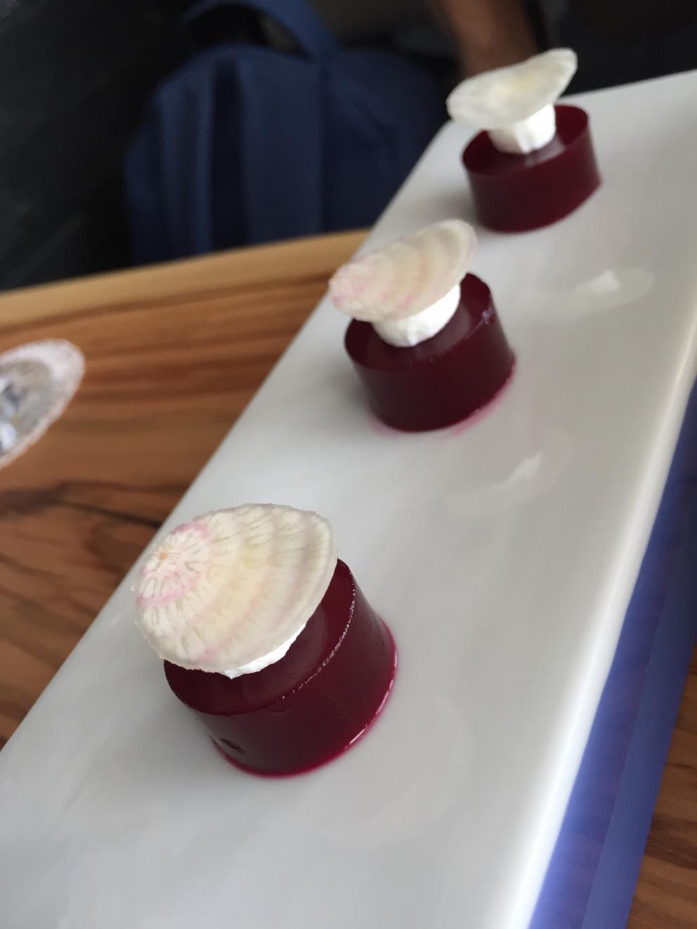 Galleria fotografica






Il menu degustazione Carte Blanche del Mirazur si apre con 8 piccoli assaggi che si possono gustare al piano inferiore, quello della cucina. Assaggio #1: Carota cotta nella calce viva con succo di carota e coriandolo 






