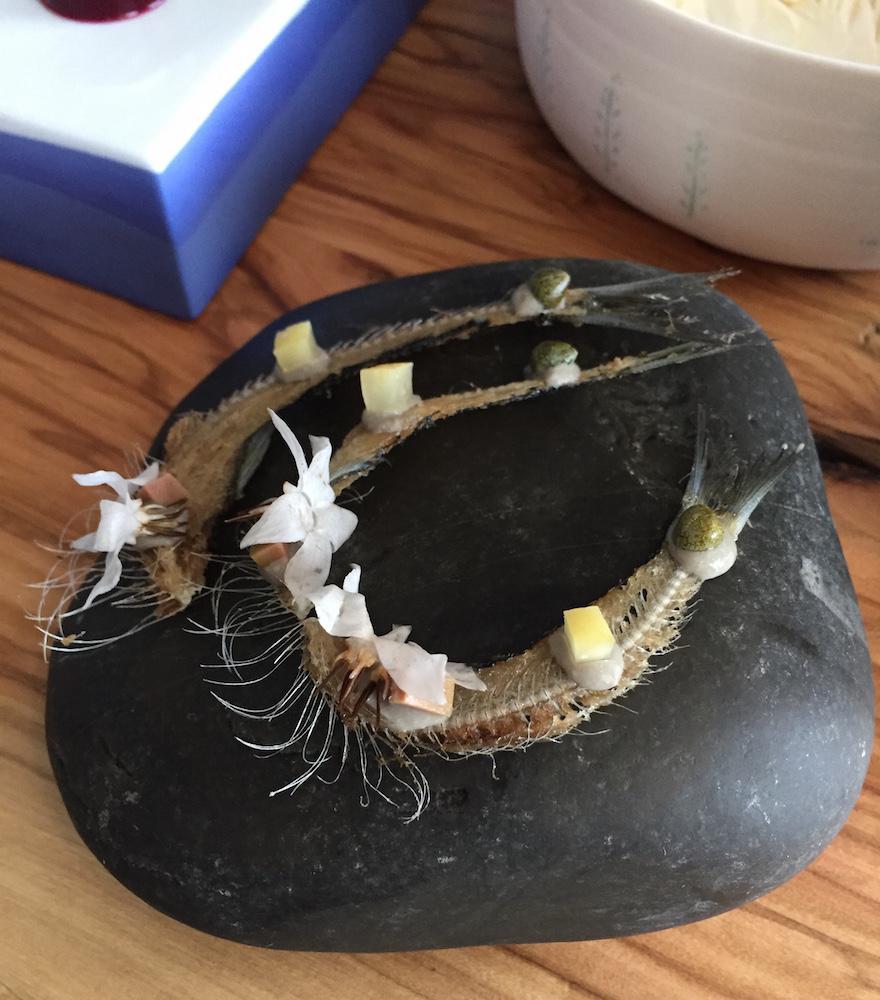 Galleria fotografica






Il menu degustazione Carte Blanche del Mirazur si apre con 8 piccoli assaggi che si possono gustare al piano inferiore, quello della cucina. Assaggio #1: Carota cotta nella calce viva con succo di carota e coriandolo 









Assaggio #2: Barbabietola con formaggio di capra









Assaggio #3: Foglie dell'orto (nel nostro caso mostarda, mizuna, tarassaco, rucola...) da intingere in un piattino di crema artigianale di Cuneo






