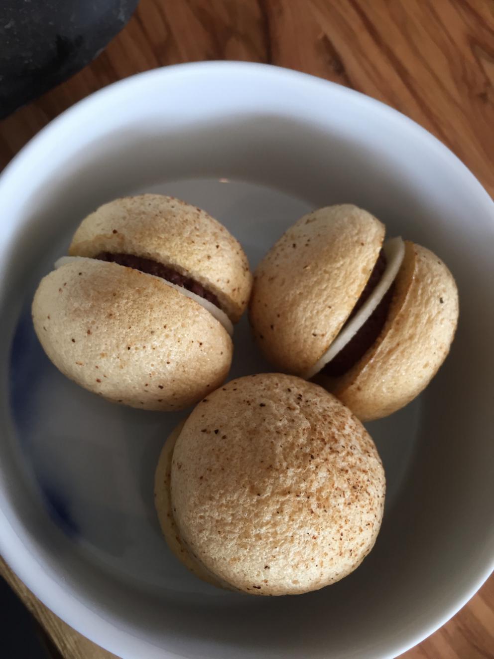 Galleria fotografica






Il menu degustazione Carte Blanche del Mirazur si apre con 8 piccoli assaggi che si possono gustare al piano inferiore, quello della cucina. Assaggio #1: Carota cotta nella calce viva con succo di carota e coriandolo 









Assaggio #2: Barbabietola con formaggio di capra









Assaggio #3: Foglie dell'orto (nel nostro caso mostarda, mizuna, tarassaco, rucola...) da intingere in un piattino di crema artigianale di Cuneo









Assaggio #4: Alici con limone confit






