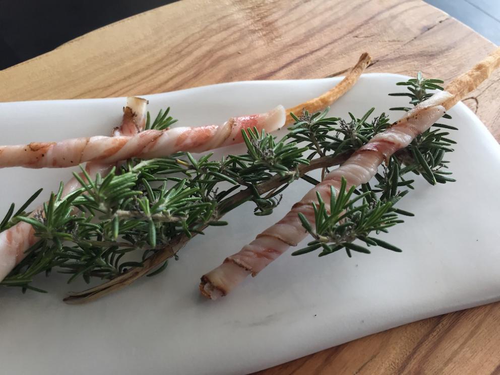 Galleria fotografica






Il menu degustazione Carte Blanche del Mirazur si apre con 8 piccoli assaggi che si possono gustare al piano inferiore, quello della cucina. Assaggio #1: Carota cotta nella calce viva con succo di carota e coriandolo 









Assaggio #2: Barbabietola con formaggio di capra









Assaggio #3: Foglie dell'orto (nel nostro caso mostarda, mizuna, tarassaco, rucola...) da intingere in un piattino di crema artigianale di Cuneo









Assaggio #4: Alici con limone confit









Assaggio #5: Macaron di funghi shiitake con sanguinaccio e mela verde






