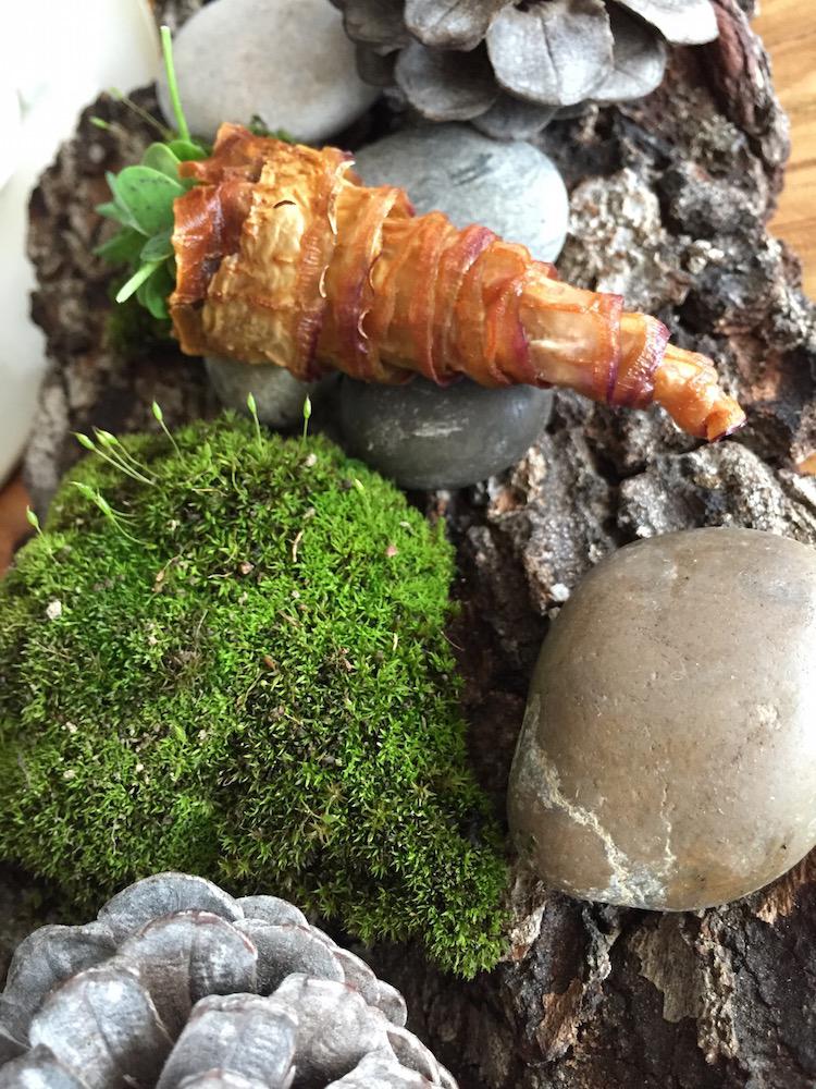 Galleria fotografica






Il menu degustazione Carte Blanche del Mirazur si apre con 8 piccoli assaggi che si possono gustare al piano inferiore, quello della cucina. Assaggio #1: Carota cotta nella calce viva con succo di carota e coriandolo 









Assaggio #2: Barbabietola con formaggio di capra









Assaggio #3: Foglie dell'orto (nel nostro caso mostarda, mizuna, tarassaco, rucola...) da intingere in un piattino di crema artigianale di Cuneo









Assaggio #4: Alici con limone confit









Assaggio #5: Macaron di funghi shiitake con sanguinaccio e mela verde









Assaggio #6: Grissini di scorzanera e guanciale






