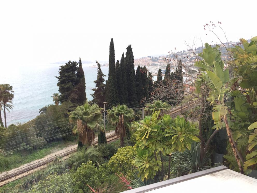 Galleria fotografica






Il menu degustazione Carte Blanche del Mirazur si apre con 8 piccoli assaggi che si possono gustare al piano inferiore, quello della cucina. Assaggio #1: Carota cotta nella calce viva con succo di carota e coriandolo 









Assaggio #2: Barbabietola con formaggio di capra









Assaggio #3: Foglie dell'orto (nel nostro caso mostarda, mizuna, tarassaco, rucola...) da intingere in un piattino di crema artigianale di Cuneo









Assaggio #4: Alici con limone confit









Assaggio #5: Macaron di funghi shiitake con sanguinaccio e mela verde









Assaggio #6: Grissini di scorzanera e guanciale









Assaggio #7: "Lumache" di cavolo rapa ripene di crema di prezzemolo e cipresso









Assaggio #8: Pelle di pollo con interiora e consommé di pollo e miso bianco. Finite le "tapa", si passa al piano di sopra









Il pane arriva assieme a un'ode di Pablo Neruda









Ostrica Gillardeau con crema di scalogno e pera williams









Sotto la sfoglia di rapa, emietté di granchio, gamberi rossi di Sanremo e ibisco









Green: piselli del nostro orto, kiwi e finocchio









Asparago bianco, rabarbaro e insalata di rose









Barbabietola Crapaudine con caviale Oscetra. Ne abbiamo parlato a lungo sulla newsletter numero 498









Calamaro di Bordighera con bagna cauda: il calamaro si scompone per formare dei tagliolini. Accanto, nuvole di aglio









Sogliola agli agrumi con sedano rapa e salsa affumicata ai frutti di mare









Maialino da latte con succo di clementine e semi di papavero









Naranjo en Flor: Zafferano St Joseph di Sospel, spuma di mandorle e sorbetto all'arancia









Frammenti dalla piccola pasticceria









Il Mirazur è uno dei pochi ristoranti di livello che propone un fantastico Menu per bambini (25 euro per le tartine e ben 6 piatti). Nella foto, Fiori di zucca, ricotta di bufala e maggiorana









Ancora dal menu per bambini: Paccheri, spalla d'agnello, carciofi e broccoli






