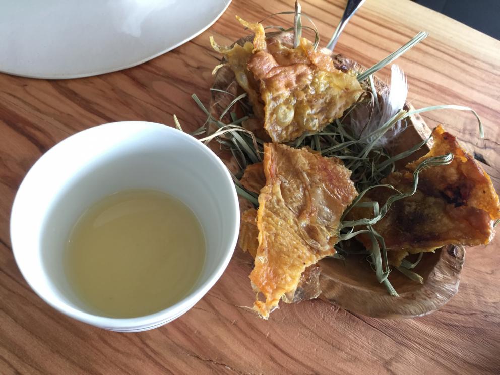 Galleria fotografica






Il menu degustazione Carte Blanche del Mirazur si apre con 8 piccoli assaggi che si possono gustare al piano inferiore, quello della cucina. Assaggio #1: Carota cotta nella calce viva con succo di carota e coriandolo 









Assaggio #2: Barbabietola con formaggio di capra









Assaggio #3: Foglie dell'orto (nel nostro caso mostarda, mizuna, tarassaco, rucola...) da intingere in un piattino di crema artigianale di Cuneo









Assaggio #4: Alici con limone confit









Assaggio #5: Macaron di funghi shiitake con sanguinaccio e mela verde









Assaggio #6: Grissini di scorzanera e guanciale









Assaggio #7: "Lumache" di cavolo rapa ripene di crema di prezzemolo e cipresso






