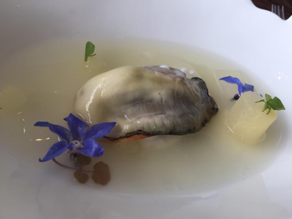 Galleria fotografica






Il menu degustazione Carte Blanche del Mirazur si apre con 8 piccoli assaggi che si possono gustare al piano inferiore, quello della cucina. Assaggio #1: Carota cotta nella calce viva con succo di carota e coriandolo 









Assaggio #2: Barbabietola con formaggio di capra









Assaggio #3: Foglie dell'orto (nel nostro caso mostarda, mizuna, tarassaco, rucola...) da intingere in un piattino di crema artigianale di Cuneo









Assaggio #4: Alici con limone confit









Assaggio #5: Macaron di funghi shiitake con sanguinaccio e mela verde









Assaggio #6: Grissini di scorzanera e guanciale









Assaggio #7: "Lumache" di cavolo rapa ripene di crema di prezzemolo e cipresso









Assaggio #8: Pelle di pollo con interiora e consommé di pollo e miso bianco. Finite le "tapa", si passa al piano di sopra









Il pane arriva assieme a un'ode di Pablo Neruda






