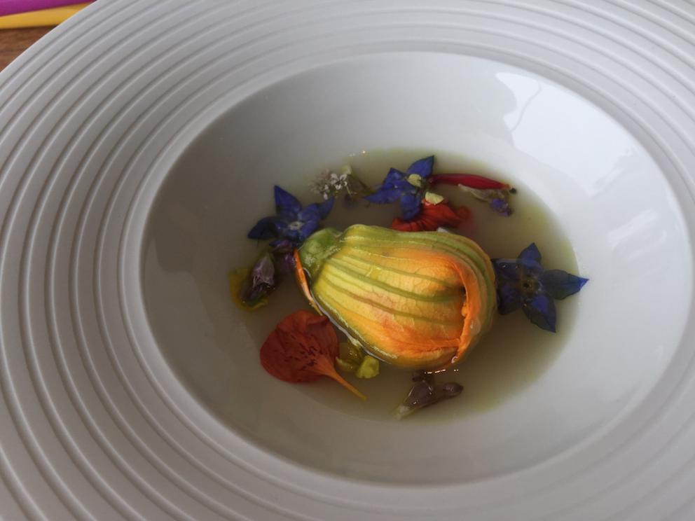 Galleria fotografica






Il menu degustazione Carte Blanche del Mirazur si apre con 8 piccoli assaggi che si possono gustare al piano inferiore, quello della cucina. Assaggio #1: Carota cotta nella calce viva con succo di carota e coriandolo 









Assaggio #2: Barbabietola con formaggio di capra









Assaggio #3: Foglie dell'orto (nel nostro caso mostarda, mizuna, tarassaco, rucola...) da intingere in un piattino di crema artigianale di Cuneo









Assaggio #4: Alici con limone confit









Assaggio #5: Macaron di funghi shiitake con sanguinaccio e mela verde









Assaggio #6: Grissini di scorzanera e guanciale









Assaggio #7: "Lumache" di cavolo rapa ripene di crema di prezzemolo e cipresso









Assaggio #8: Pelle di pollo con interiora e consommé di pollo e miso bianco. Finite le "tapa", si passa al piano di sopra









Il pane arriva assieme a un'ode di Pablo Neruda









Ostrica Gillardeau con crema di scalogno e pera williams









Sotto la sfoglia di rapa, emietté di granchio, gamberi rossi di Sanremo e ibisco









Green: piselli del nostro orto, kiwi e finocchio









Asparago bianco, rabarbaro e insalata di rose









Barbabietola Crapaudine con caviale Oscetra. Ne abbiamo parlato a lungo sulla newsletter numero 498









Calamaro di Bordighera con bagna cauda: il calamaro si scompone per formare dei tagliolini. Accanto, nuvole di aglio









Sogliola agli agrumi con sedano rapa e salsa affumicata ai frutti di mare









Maialino da latte con succo di clementine e semi di papavero









Naranjo en Flor: Zafferano St Joseph di Sospel, spuma di mandorle e sorbetto all'arancia









Frammenti dalla piccola pasticceria






