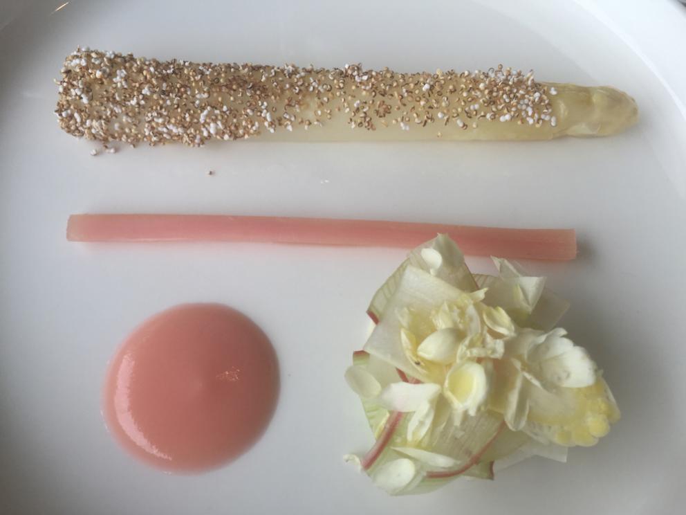 Galleria fotografica






Il menu degustazione Carte Blanche del Mirazur si apre con 8 piccoli assaggi che si possono gustare al piano inferiore, quello della cucina. Assaggio #1: Carota cotta nella calce viva con succo di carota e coriandolo 









Assaggio #2: Barbabietola con formaggio di capra









Assaggio #3: Foglie dell'orto (nel nostro caso mostarda, mizuna, tarassaco, rucola...) da intingere in un piattino di crema artigianale di Cuneo









Assaggio #4: Alici con limone confit









Assaggio #5: Macaron di funghi shiitake con sanguinaccio e mela verde









Assaggio #6: Grissini di scorzanera e guanciale









Assaggio #7: "Lumache" di cavolo rapa ripene di crema di prezzemolo e cipresso









Assaggio #8: Pelle di pollo con interiora e consommé di pollo e miso bianco. Finite le "tapa", si passa al piano di sopra









Il pane arriva assieme a un'ode di Pablo Neruda









Ostrica Gillardeau con crema di scalogno e pera williams









Sotto la sfoglia di rapa, emietté di granchio, gamberi rossi di Sanremo e ibisco









Green: piselli del nostro orto, kiwi e finocchio






