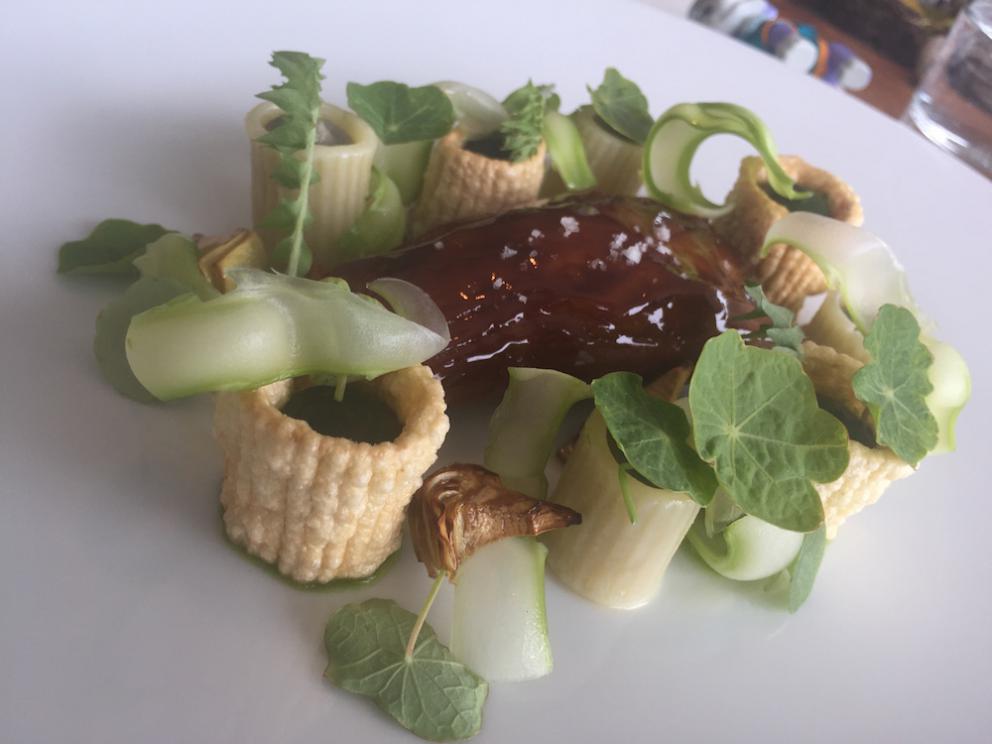 Galleria fotografica






Il menu degustazione Carte Blanche del Mirazur si apre con 8 piccoli assaggi che si possono gustare al piano inferiore, quello della cucina. Assaggio #1: Carota cotta nella calce viva con succo di carota e coriandolo 









Assaggio #2: Barbabietola con formaggio di capra









Assaggio #3: Foglie dell'orto (nel nostro caso mostarda, mizuna, tarassaco, rucola...) da intingere in un piattino di crema artigianale di Cuneo









Assaggio #4: Alici con limone confit









Assaggio #5: Macaron di funghi shiitake con sanguinaccio e mela verde









Assaggio #6: Grissini di scorzanera e guanciale









Assaggio #7: "Lumache" di cavolo rapa ripene di crema di prezzemolo e cipresso









Assaggio #8: Pelle di pollo con interiora e consommé di pollo e miso bianco. Finite le "tapa", si passa al piano di sopra









Il pane arriva assieme a un'ode di Pablo Neruda









Ostrica Gillardeau con crema di scalogno e pera williams









Sotto la sfoglia di rapa, emietté di granchio, gamberi rossi di Sanremo e ibisco









Green: piselli del nostro orto, kiwi e finocchio









Asparago bianco, rabarbaro e insalata di rose









Barbabietola Crapaudine con caviale Oscetra. Ne abbiamo parlato a lungo sulla newsletter numero 498









Calamaro di Bordighera con bagna cauda: il calamaro si scompone per formare dei tagliolini. Accanto, nuvole di aglio









Sogliola agli agrumi con sedano rapa e salsa affumicata ai frutti di mare









Maialino da latte con succo di clementine e semi di papavero









Naranjo en Flor: Zafferano St Joseph di Sospel, spuma di mandorle e sorbetto all'arancia









Frammenti dalla piccola pasticceria









Il Mirazur è uno dei pochi ristoranti di livello che propone un fantastico Menu per bambini (25 euro per le tartine e ben 6 piatti). Nella foto, Fiori di zucca, ricotta di bufala e maggiorana






