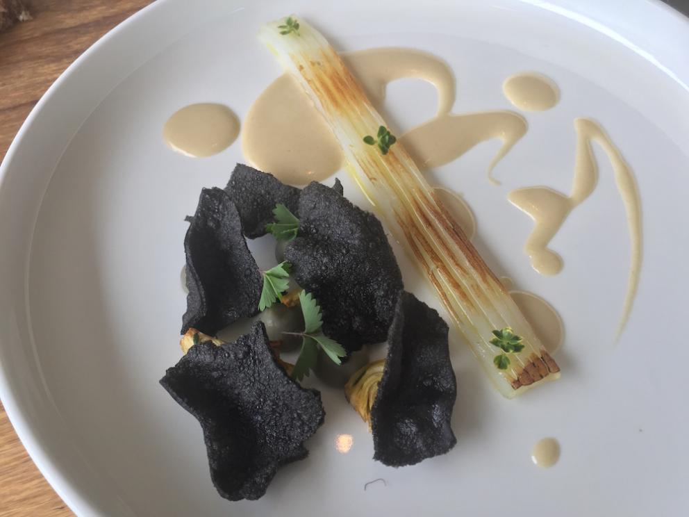 Galleria fotografica






Il menu degustazione Carte Blanche del Mirazur si apre con 8 piccoli assaggi che si possono gustare al piano inferiore, quello della cucina. Assaggio #1: Carota cotta nella calce viva con succo di carota e coriandolo 









Assaggio #2: Barbabietola con formaggio di capra









Assaggio #3: Foglie dell'orto (nel nostro caso mostarda, mizuna, tarassaco, rucola...) da intingere in un piattino di crema artigianale di Cuneo









Assaggio #4: Alici con limone confit









Assaggio #5: Macaron di funghi shiitake con sanguinaccio e mela verde









Assaggio #6: Grissini di scorzanera e guanciale









Assaggio #7: "Lumache" di cavolo rapa ripene di crema di prezzemolo e cipresso









Assaggio #8: Pelle di pollo con interiora e consommé di pollo e miso bianco. Finite le "tapa", si passa al piano di sopra









Il pane arriva assieme a un'ode di Pablo Neruda









Ostrica Gillardeau con crema di scalogno e pera williams









Sotto la sfoglia di rapa, emietté di granchio, gamberi rossi di Sanremo e ibisco









Green: piselli del nostro orto, kiwi e finocchio









Asparago bianco, rabarbaro e insalata di rose









Barbabietola Crapaudine con caviale Oscetra. Ne abbiamo parlato a lungo sulla newsletter numero 498






