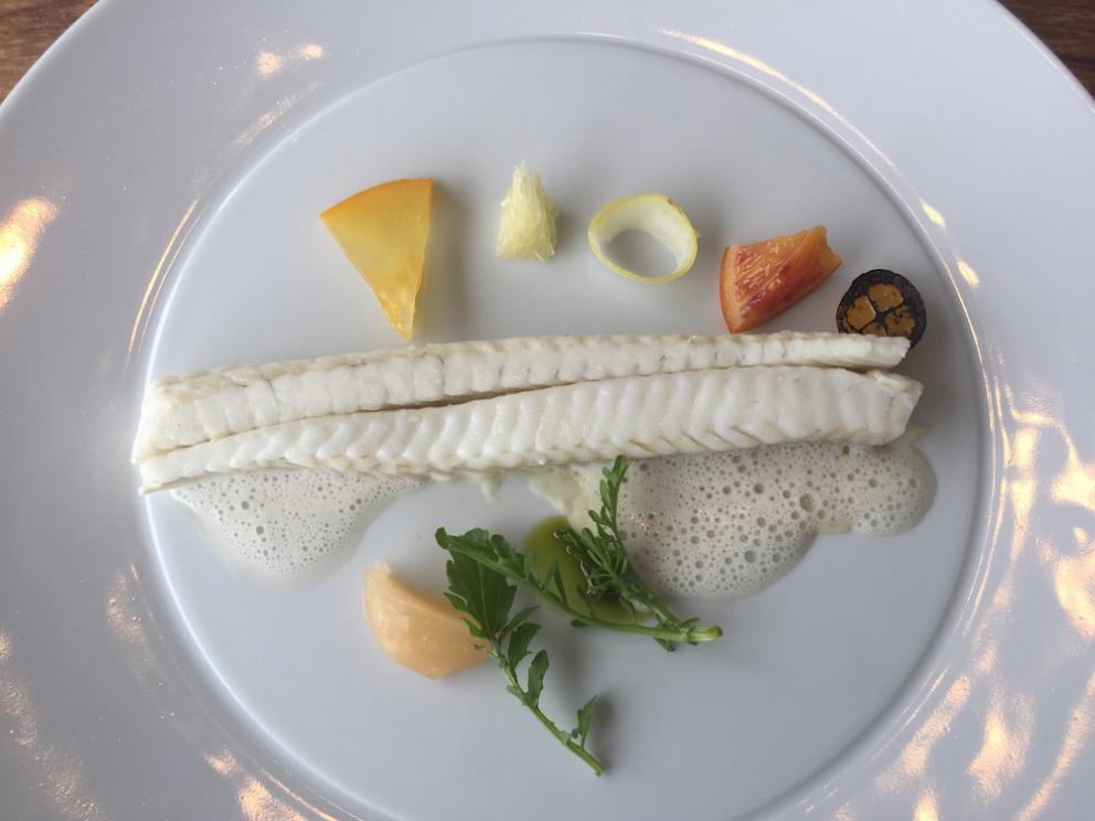 Galleria fotografica






Il menu degustazione Carte Blanche del Mirazur si apre con 8 piccoli assaggi che si possono gustare al piano inferiore, quello della cucina. Assaggio #1: Carota cotta nella calce viva con succo di carota e coriandolo 









Assaggio #2: Barbabietola con formaggio di capra









Assaggio #3: Foglie dell'orto (nel nostro caso mostarda, mizuna, tarassaco, rucola...) da intingere in un piattino di crema artigianale di Cuneo









Assaggio #4: Alici con limone confit









Assaggio #5: Macaron di funghi shiitake con sanguinaccio e mela verde









Assaggio #6: Grissini di scorzanera e guanciale









Assaggio #7: "Lumache" di cavolo rapa ripene di crema di prezzemolo e cipresso









Assaggio #8: Pelle di pollo con interiora e consommé di pollo e miso bianco. Finite le "tapa", si passa al piano di sopra









Il pane arriva assieme a un'ode di Pablo Neruda









Ostrica Gillardeau con crema di scalogno e pera williams









Sotto la sfoglia di rapa, emietté di granchio, gamberi rossi di Sanremo e ibisco









Green: piselli del nostro orto, kiwi e finocchio









Asparago bianco, rabarbaro e insalata di rose









Barbabietola Crapaudine con caviale Oscetra. Ne abbiamo parlato a lungo sulla newsletter numero 498









Calamaro di Bordighera con bagna cauda: il calamaro si scompone per formare dei tagliolini. Accanto, nuvole di aglio






