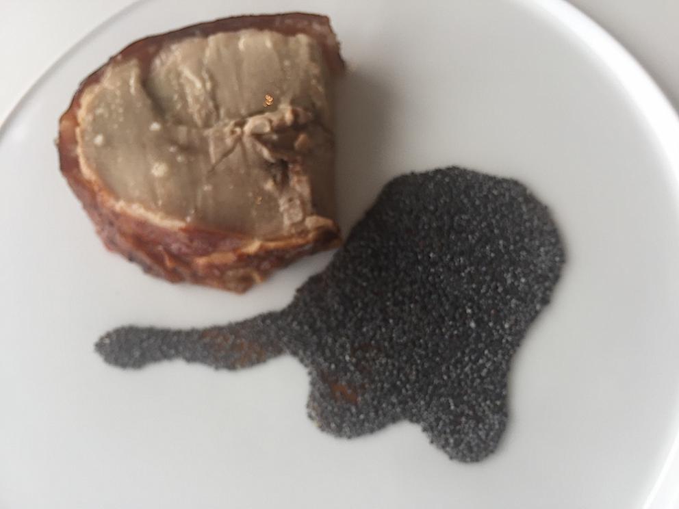 Galleria fotografica






Il menu degustazione Carte Blanche del Mirazur si apre con 8 piccoli assaggi che si possono gustare al piano inferiore, quello della cucina. Assaggio #1: Carota cotta nella calce viva con succo di carota e coriandolo 









Assaggio #2: Barbabietola con formaggio di capra









Assaggio #3: Foglie dell'orto (nel nostro caso mostarda, mizuna, tarassaco, rucola...) da intingere in un piattino di crema artigianale di Cuneo









Assaggio #4: Alici con limone confit









Assaggio #5: Macaron di funghi shiitake con sanguinaccio e mela verde









Assaggio #6: Grissini di scorzanera e guanciale









Assaggio #7: "Lumache" di cavolo rapa ripene di crema di prezzemolo e cipresso









Assaggio #8: Pelle di pollo con interiora e consommé di pollo e miso bianco. Finite le "tapa", si passa al piano di sopra









Il pane arriva assieme a un'ode di Pablo Neruda









Ostrica Gillardeau con crema di scalogno e pera williams









Sotto la sfoglia di rapa, emietté di granchio, gamberi rossi di Sanremo e ibisco









Green: piselli del nostro orto, kiwi e finocchio









Asparago bianco, rabarbaro e insalata di rose









Barbabietola Crapaudine con caviale Oscetra. Ne abbiamo parlato a lungo sulla newsletter numero 498









Calamaro di Bordighera con bagna cauda: il calamaro si scompone per formare dei tagliolini. Accanto, nuvole di aglio









Sogliola agli agrumi con sedano rapa e salsa affumicata ai frutti di mare






