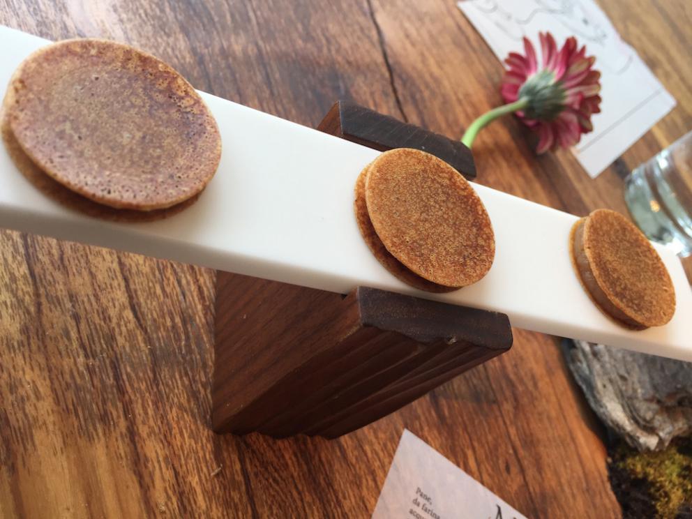 Galleria fotografica






Il menu degustazione Carte Blanche del Mirazur si apre con 8 piccoli assaggi che si possono gustare al piano inferiore, quello della cucina. Assaggio #1: Carota cotta nella calce viva con succo di carota e coriandolo 









Assaggio #2: Barbabietola con formaggio di capra









Assaggio #3: Foglie dell'orto (nel nostro caso mostarda, mizuna, tarassaco, rucola...) da intingere in un piattino di crema artigianale di Cuneo









Assaggio #4: Alici con limone confit









Assaggio #5: Macaron di funghi shiitake con sanguinaccio e mela verde









Assaggio #6: Grissini di scorzanera e guanciale









Assaggio #7: "Lumache" di cavolo rapa ripene di crema di prezzemolo e cipresso









Assaggio #8: Pelle di pollo con interiora e consommé di pollo e miso bianco. Finite le "tapa", si passa al piano di sopra









Il pane arriva assieme a un'ode di Pablo Neruda









Ostrica Gillardeau con crema di scalogno e pera williams









Sotto la sfoglia di rapa, emietté di granchio, gamberi rossi di Sanremo e ibisco









Green: piselli del nostro orto, kiwi e finocchio









Asparago bianco, rabarbaro e insalata di rose









Barbabietola Crapaudine con caviale Oscetra. Ne abbiamo parlato a lungo sulla newsletter numero 498









Calamaro di Bordighera con bagna cauda: il calamaro si scompone per formare dei tagliolini. Accanto, nuvole di aglio









Sogliola agli agrumi con sedano rapa e salsa affumicata ai frutti di mare









Maialino da latte con succo di clementine e semi di papavero









Naranjo en Flor: Zafferano St Joseph di Sospel, spuma di mandorle e sorbetto all'arancia






