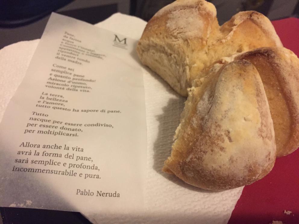 Galleria fotografica






Il menu degustazione Carte Blanche del Mirazur si apre con 8 piccoli assaggi che si possono gustare al piano inferiore, quello della cucina. Assaggio #1: Carota cotta nella calce viva con succo di carota e coriandolo 









Assaggio #2: Barbabietola con formaggio di capra









Assaggio #3: Foglie dell'orto (nel nostro caso mostarda, mizuna, tarassaco, rucola...) da intingere in un piattino di crema artigianale di Cuneo









Assaggio #4: Alici con limone confit









Assaggio #5: Macaron di funghi shiitake con sanguinaccio e mela verde









Assaggio #6: Grissini di scorzanera e guanciale









Assaggio #7: "Lumache" di cavolo rapa ripene di crema di prezzemolo e cipresso









Assaggio #8: Pelle di pollo con interiora e consommé di pollo e miso bianco. Finite le "tapa", si passa al piano di sopra






