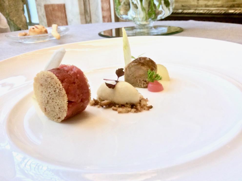 Photogallery






Various appetizers to begin with: Puffed pasta with carbonara sauce, Sponge of broccoli with salmon roe, Black cabbage and rice brittle...









Marinated salted codfish, pineapple, hazelnut mayonnaise: very good









Another excellently made starter: Marinated, seared and smoked amberjack, curly endive, oyster sauce and umeboshi






