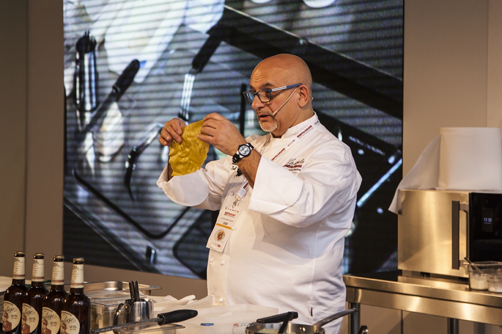 Galleria fotografica






Gianluca Fusto è stato "trascinato" sul palco da un incontenibile Davide Scabin









Luca De Santi, capo pasticcere e sous chef del Ratanà









Lola Torres, coordinatrice delle lezioni di Arte del Convivio - Convivium Lab









Andrea Ribaldone 









Corrado Assenza fa sentire al presentatore Niccolò Vecchia il profumo di zafferano dei suoi tagliolini






