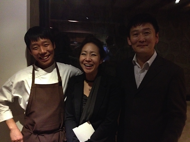 Galleria fotografica






Panoramica dal 32mo piano del Lotte Hotel di Seul. La capitale della Corea del Sud (che i locali pronunciano "sol"), con 10 milioni di abitanti (25 considerando tutta la proncia di Gyeonggi) è tra le città più popolose al mondo








Sfigurata nel Novecento dai Giapponesi (prima parte del secolo) e dalla guerra di Corea (1950-1953), oggi Seul ha un aspetto moderno, piuttosto occidentale








Con decine di milioni di turisti all'anno, Seul è tra le 10 città più visitate al mondo. Nella foto, una delle attrazioni più viste in città: il Dongdaemun Design Plaza, progettato da Zaha Adid e Samoo e completato nel marzo del 2014
 








A passeggio per il quartiere di Myeongdong, molto frequentato anche per l’alta concentrazione di ristoranti








Il viaggio era cominciato bene: tra le opzioni commestibili sui voli di Korean Air c’è proprio una squisita Bibimpap, con tanto di foglietto illustrativo








Bancarelle all’ingresso del mercato Namdaemun, tra i più popolari di Seul. Chiunque può andare e comprare; non occorrono licenze








Namdaemun, trippa a mollo








L’affitto di una bancarella al Namdaemun costa circa 2.000 dollari americani al mese, ma consente un ricavo medio mensile di almeno il doppio








Cozze giganti, molto popolari sulle tavole coreane








I mercati sono sterminati, molto puliti e per nulla caotici








All’interno del mercato, c’è anche un ristorante molto spartano e molto buono. Serve di tutto: hoe (pesce crudo), kimchi (verdure fermentate), guk tang (zuppe), bibimpap…








Baek kimchi: cavolo stufato con rape bianche, pere, prezzemolo coreano. Talvolta è servito anche con le castagne








Scodella di Bibimbap








Uova di quaglia bollite, aglio e edamame








A chiusura del pasto, ecco una bella zuppa fumante (erano le 8 del mattino)








Zuppa di alghe e merluzzo








Mingles, sulla Cheongdam-dong nel quartiere di Gangnam-gu, è l’indirizzo più interessante di cucina coreana contemporanea. L’ha aperto poco più di un anno fa Mingoo Kang, tornato a casa dopo esperienze da Martin Berasategui e da Nobu Bahamas








Mingoo Kang propone un solo menu degustazione da 88.000 won (circa 70 euro). Ognuno dei piatti contiene sempre un elemento fermentato








Mingles esprime un approccio creativo fondato però sulle salse fermentate, pilastro della cucina coreana tradizionale: cho (aceto), gan-jang (salsa di soia), gochu-jang (pasta molto piccante di peperoni rossi, fagioli di soia bolliti e sale), doen-jang (pasta di fagioli di soia), erbe e spezie








Composizione iniziale di amuse bouche. Da sinistra a destra: Polpo, foglia di senape e pasta di aioli fermentata; Gelatina di bacche omija, zuppetta di asparagi bianchi, mirtilli e spuma di aceto nero e Pera arrotolata nella sogliola (salsa di gochu jang marinata nello yuzu), uva e peperoncino








Sandwich di fegato di rana pescatrice in sfoglia di miele su chip di funghi








Insalata di noodle di riso con senape coreana, spuma di tofu, alghe marinate, abalone e aragosta








Torchon di foie gras marinato nel doen jang (pasta di fagioli di soia), vino di prugne dorate corane e kimchi bianco








Branzino al vapore con calamari mignon brasati in cima e alga combu, brodo di alghe, granchio e kimchi bianco








Cracker di alghe e tapioca con polvere di tartufo, uova di salmone, melanzana e purea di mango








Noodle di umami (capelli d’angelo, pasta di alghe e inchiostro di seppia), brodo di pollo e pesce, spuma di lemongrass, ricci di mare, ostriche fritte e gambero








Per dessert, Crème brulee di jang tro, pican di gan-jang, gochu-jang, gelato alla vaniglia e spuma di whisky








La squadra del ristorante Mingles fa festa a fine cena coi colleghi dell’Osteria Francescana. Al centro, Massimo Bottura, presenza illustre del Seoul Gourmet Festival (leggi qui)





