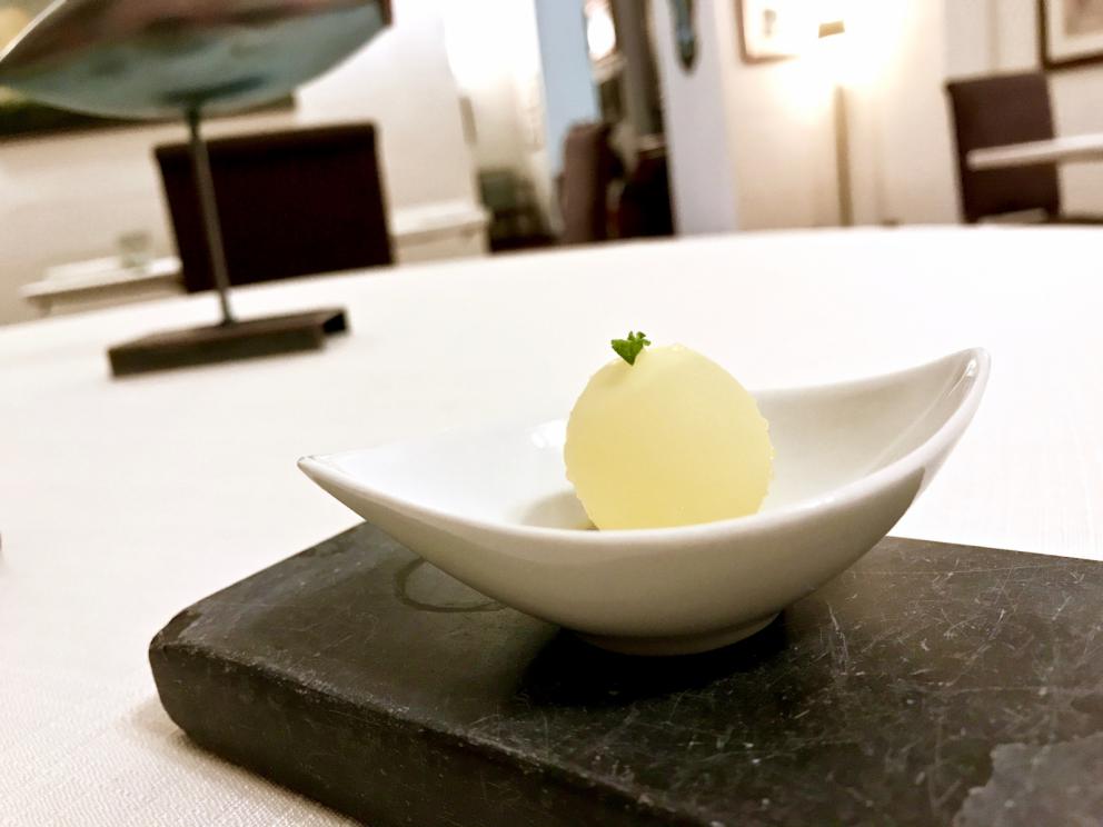 Galleria fotograficaS'inizia con gli appetizer: ottima la Tartare di spigola e pomodoro
Frittellina di pasta acida con schiuma di patate e aringa
