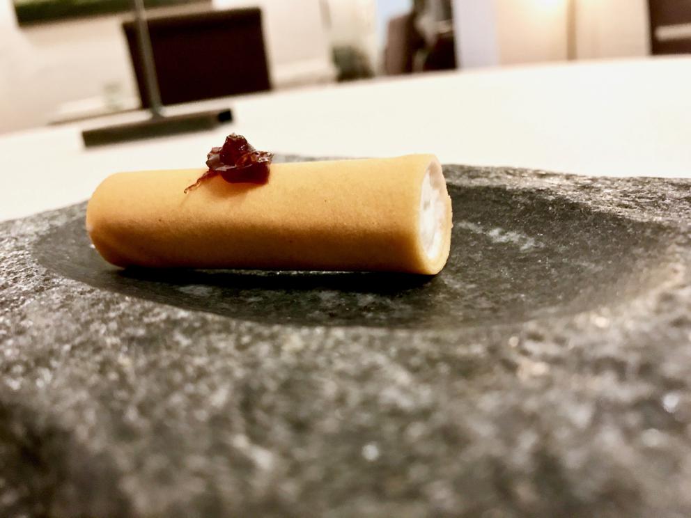 Galleria fotograficaS'inizia con gli appetizer: ottima la Tartare di spigola e pomodoro
Frittellina di pasta acida con schiuma di patate e aringa
Bonbon di mojito e frutto della passione
