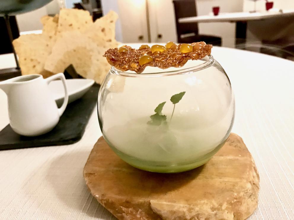 Galleria fotograficaS'inizia con gli appetizer: ottima la Tartare di spigola e pomodoro
Frittellina di pasta acida con schiuma di patate e aringa
Bonbon di mojito e frutto della passione
Cannolo di pasta sigaretta con schiuma di caprino e cipolla rossa caramellata
