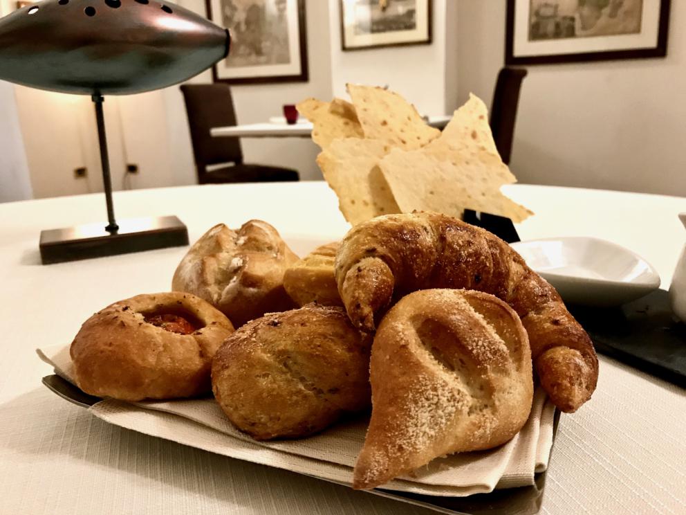 Galleria fotograficaS'inizia con gli appetizer: ottima la Tartare di spigola e pomodoro
Frittellina di pasta acida con schiuma di patate e aringa
Bonbon di mojito e frutto della passione
Cannolo di pasta sigaretta con schiuma di caprino e cipolla rossa caramellata
Inizia il degustazione con un piatto di alto livello: Ostrica, cetriolo e tuorlo affumicato. Il cetriolo &egrave; in zuppetta, il tuorlo affumicato su una cialda soffiata di brodo
