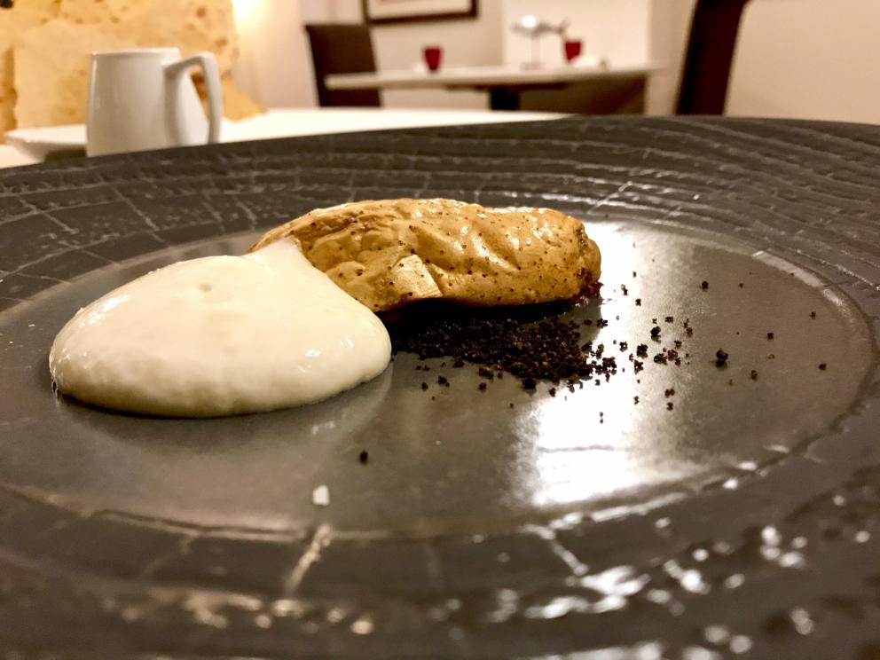 Galleria fotograficaS'inizia con gli appetizer: ottima la Tartare di spigola e pomodoro
Frittellina di pasta acida con schiuma di patate e aringa
Bonbon di mojito e frutto della passione
Cannolo di pasta sigaretta con schiuma di caprino e cipolla rossa caramellata
Inizia il degustazione con un piatto di alto livello: Ostrica, cetriolo e tuorlo affumicato. Il cetriolo &egrave; in zuppetta, il tuorlo affumicato su una cialda soffiata di brodo
I pani, buonissimi, a iniziare da carasau di Ovodda. Vengono serviti con evo Villa Cidro
